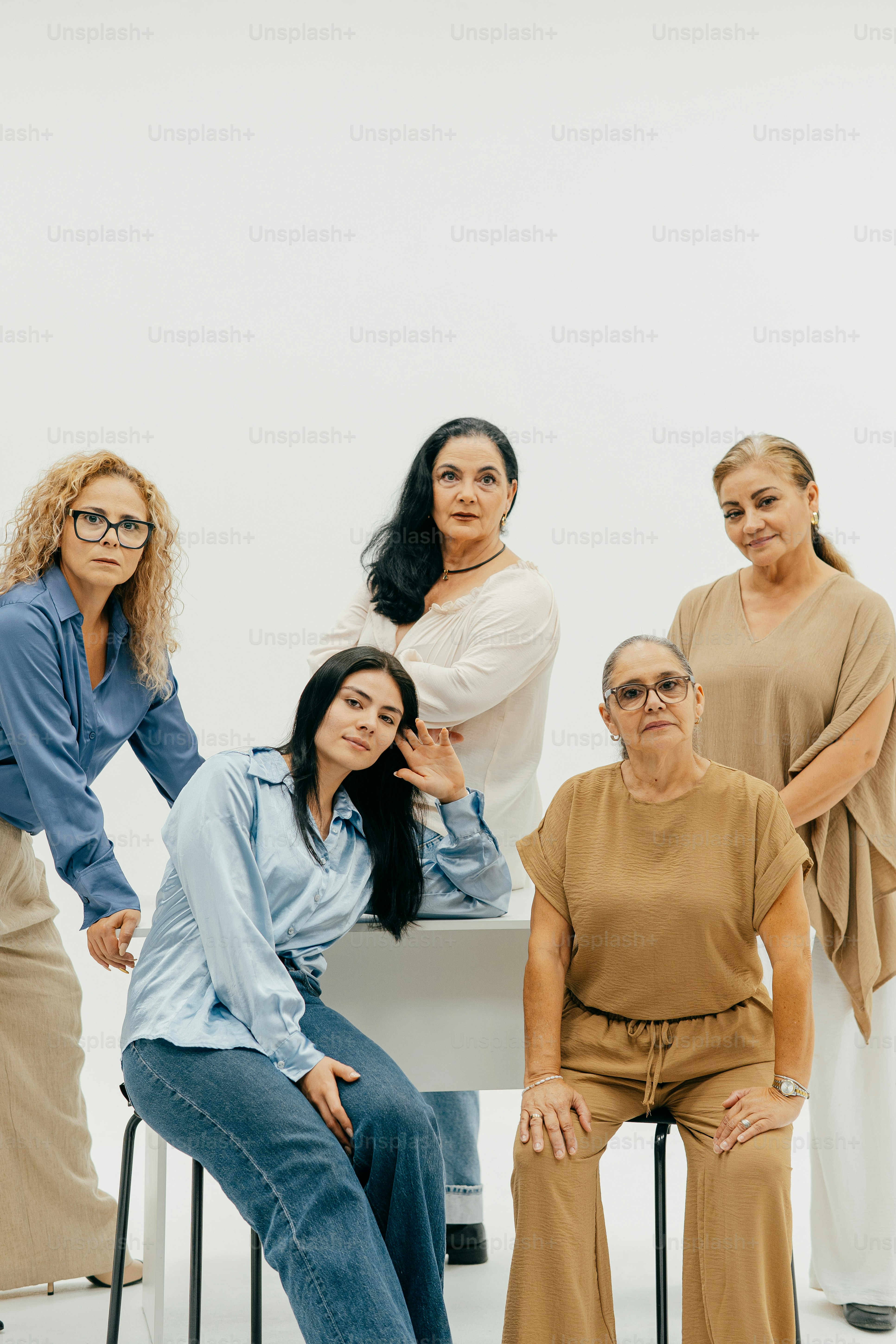 Cinq femmes d’âges différents posant ensemble