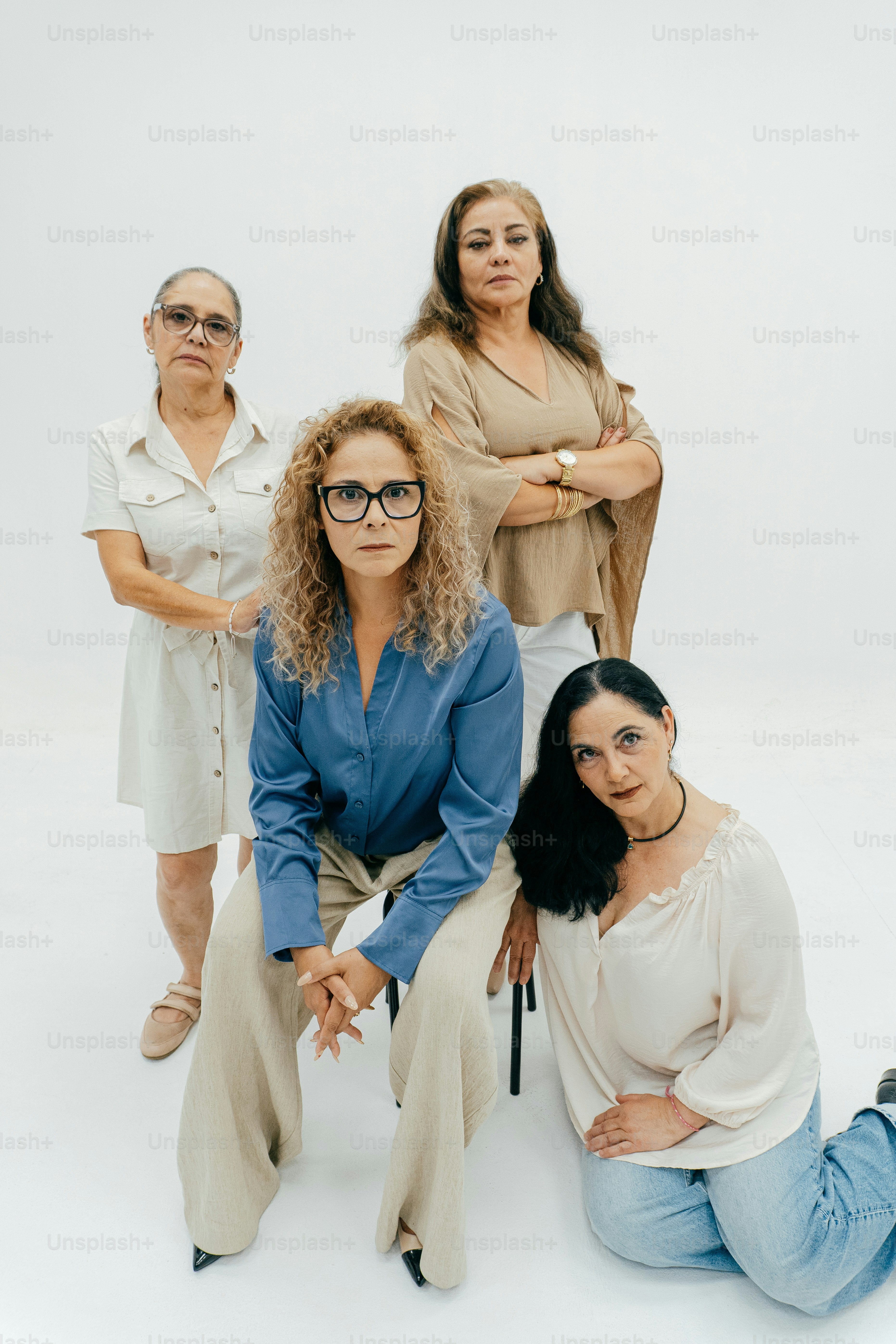 4人の女性がスタジオポートレートのためにポーズをとっています