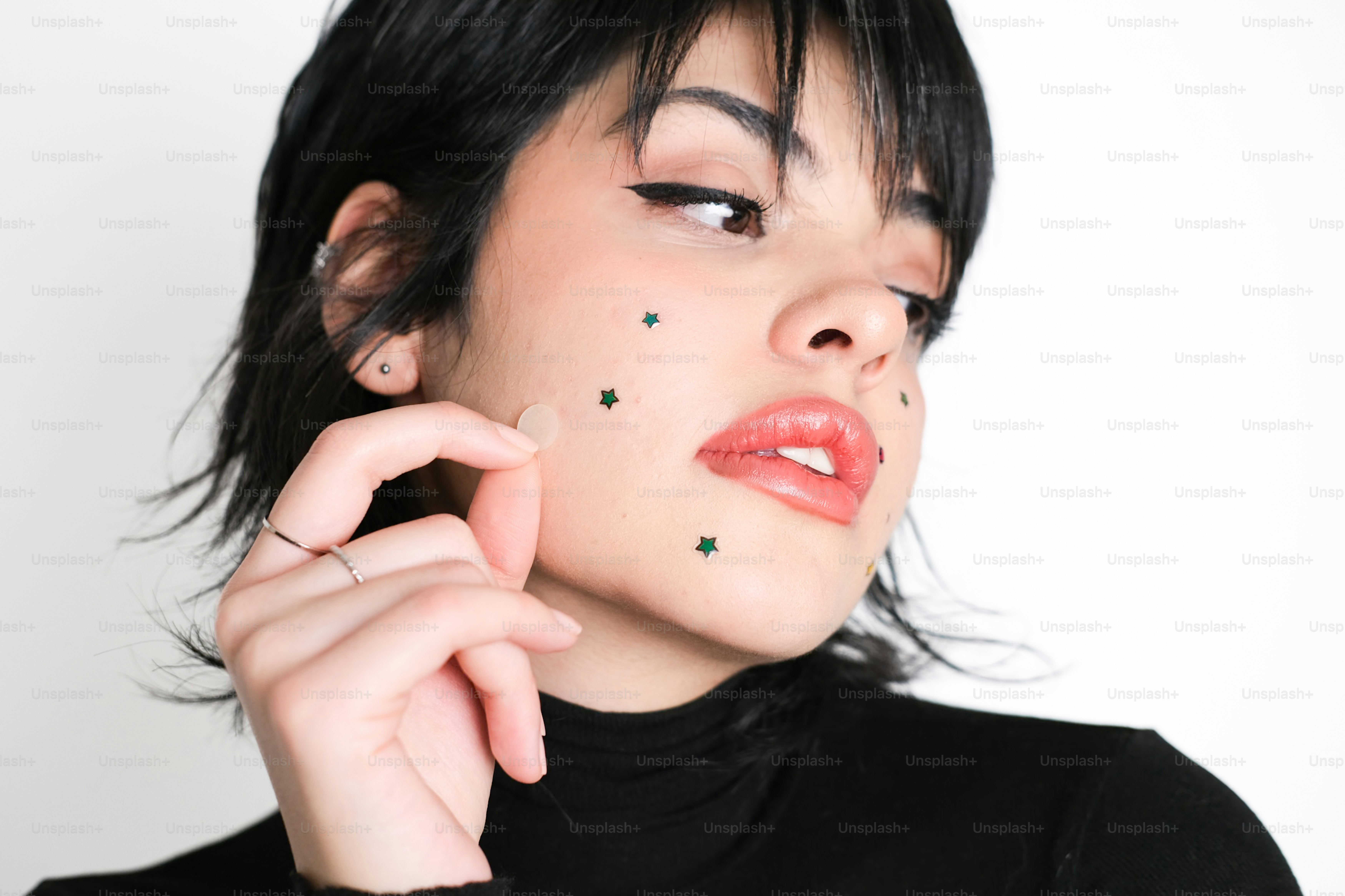 Jeune femme aux cheveux foncés et aux points sur le visage