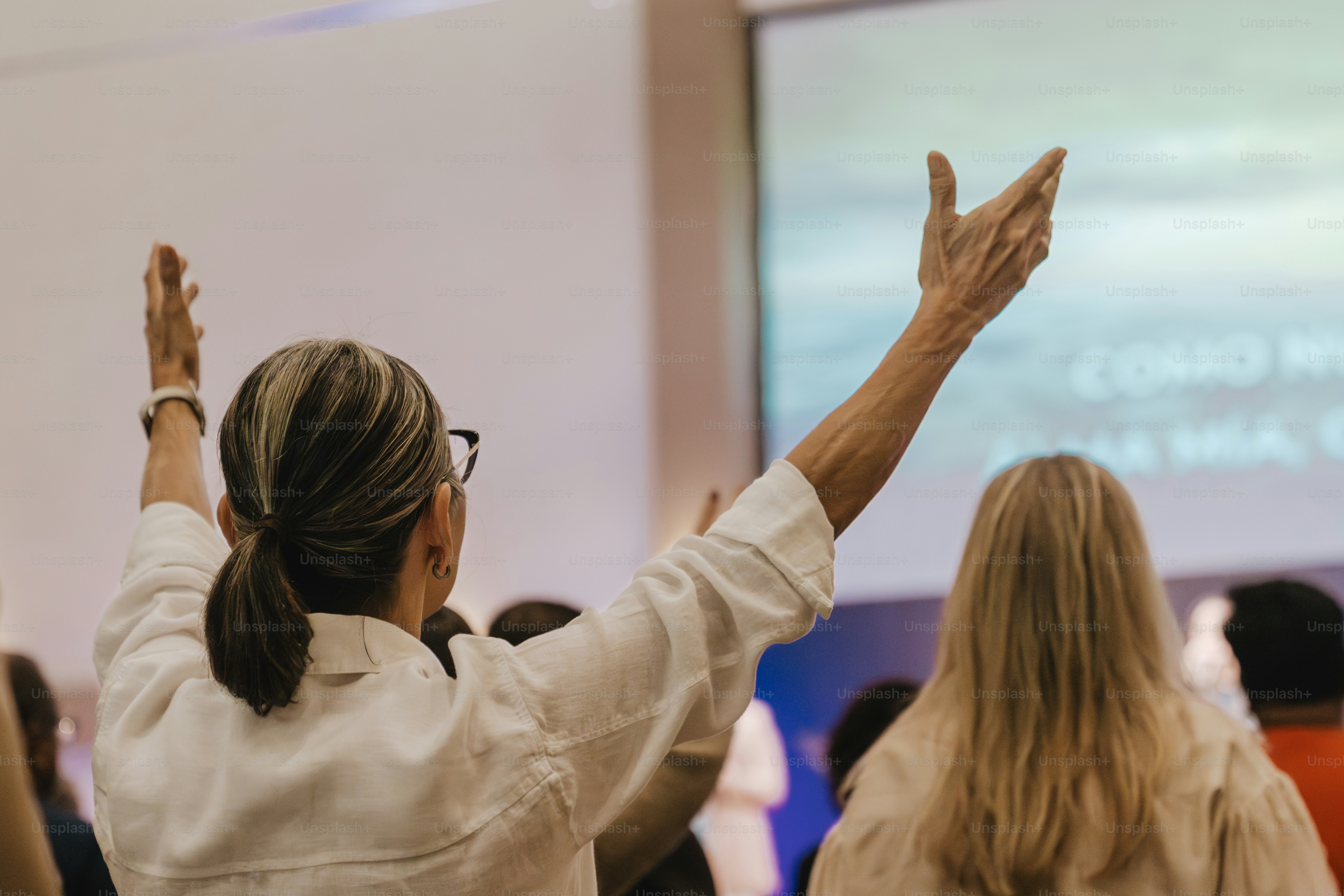 Donna con le braccia alzate in preghiera