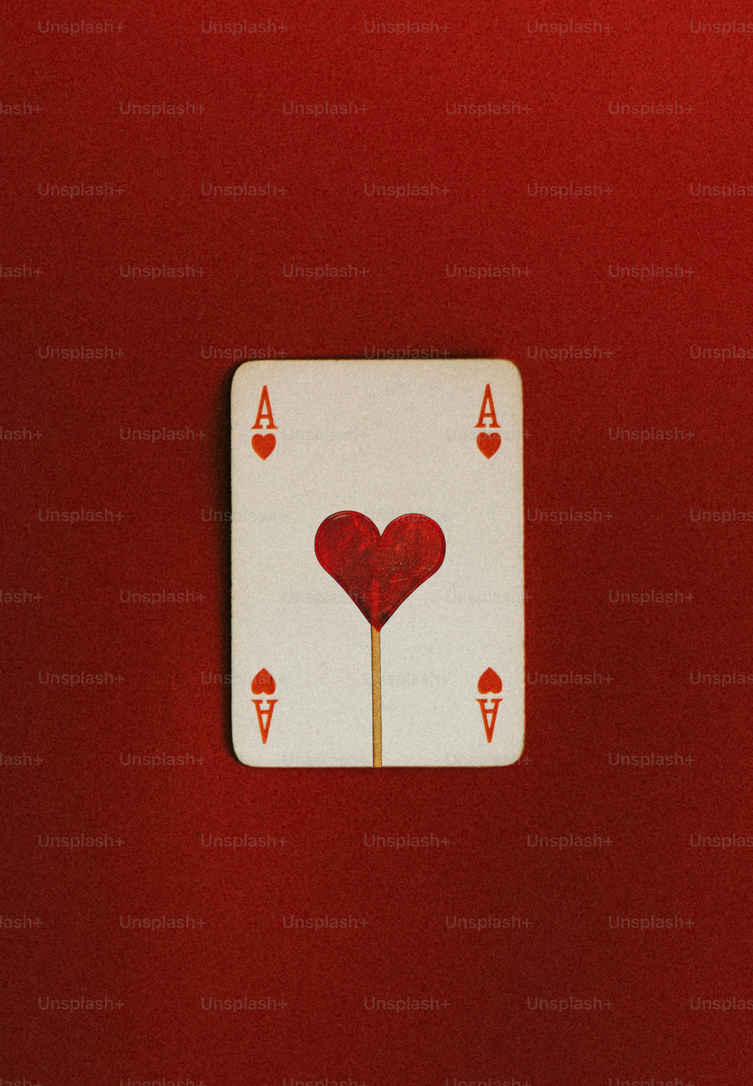 Ace of hearts playing card dengan latar belakang merah