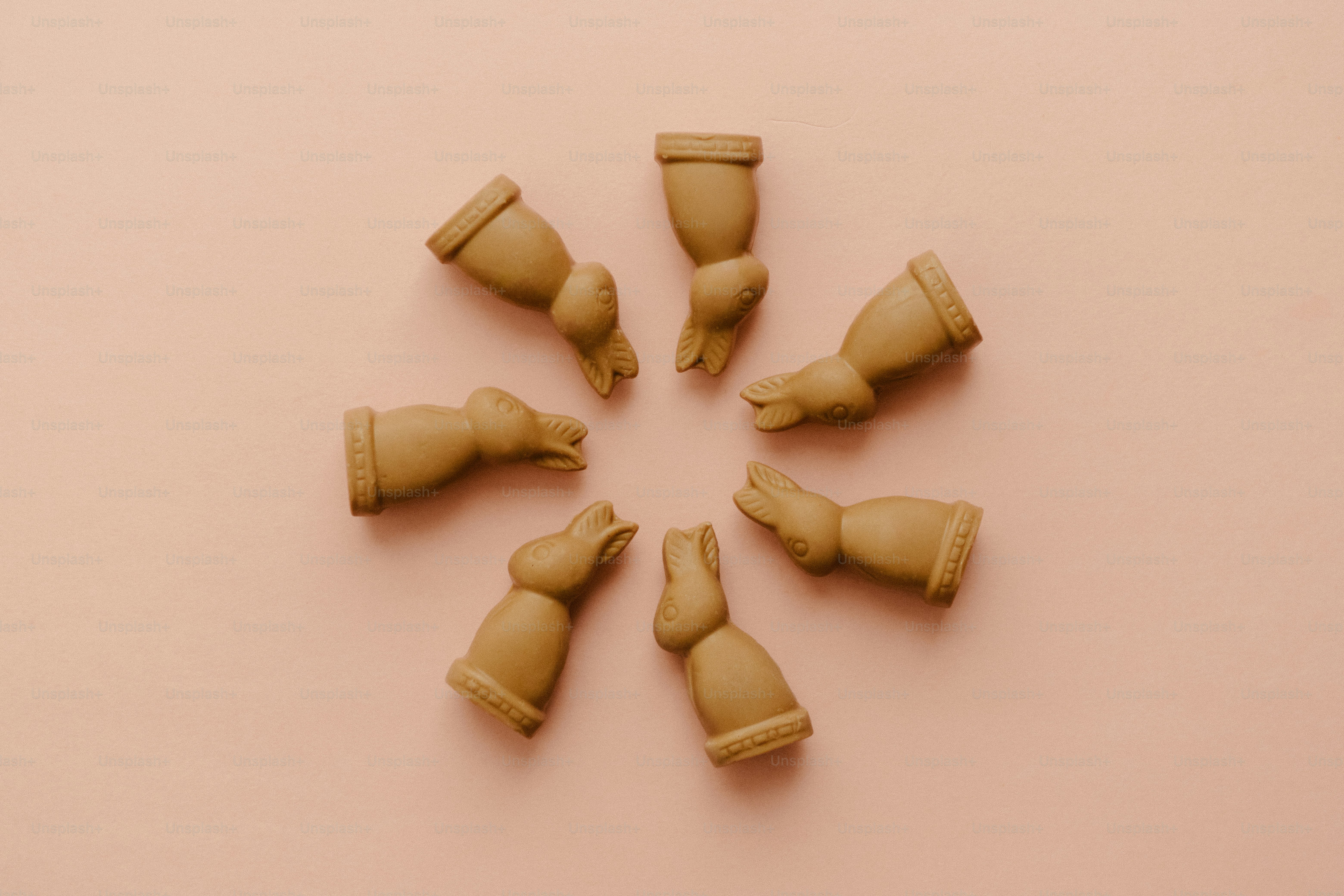 Huit petits lapins en chocolat disposés en cercle.