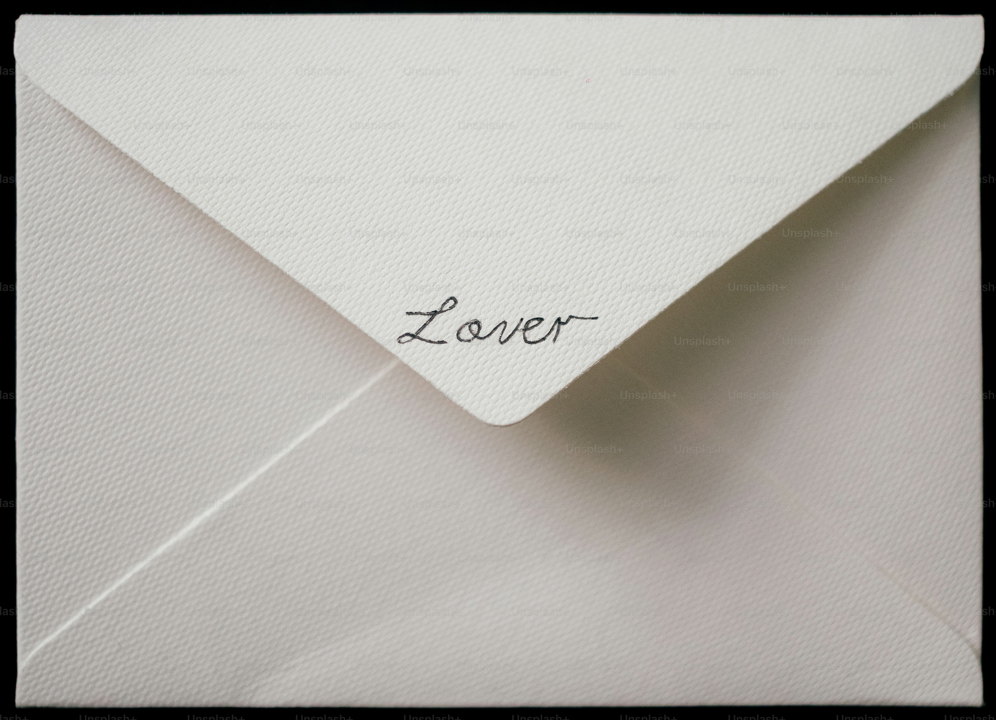 Un sobre blanco con la palabra amante escrita.