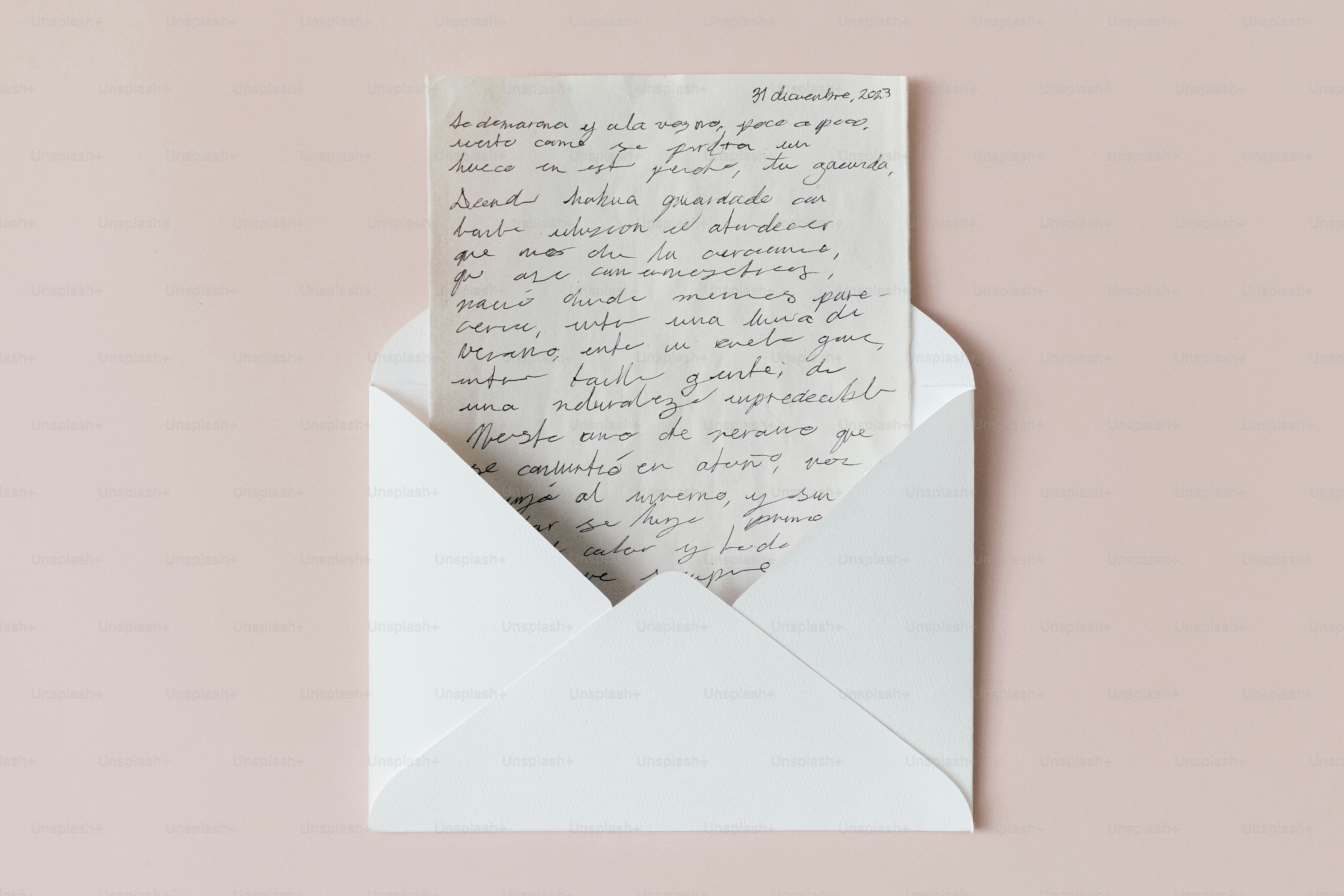 Uma carta espiando de um envelope branco