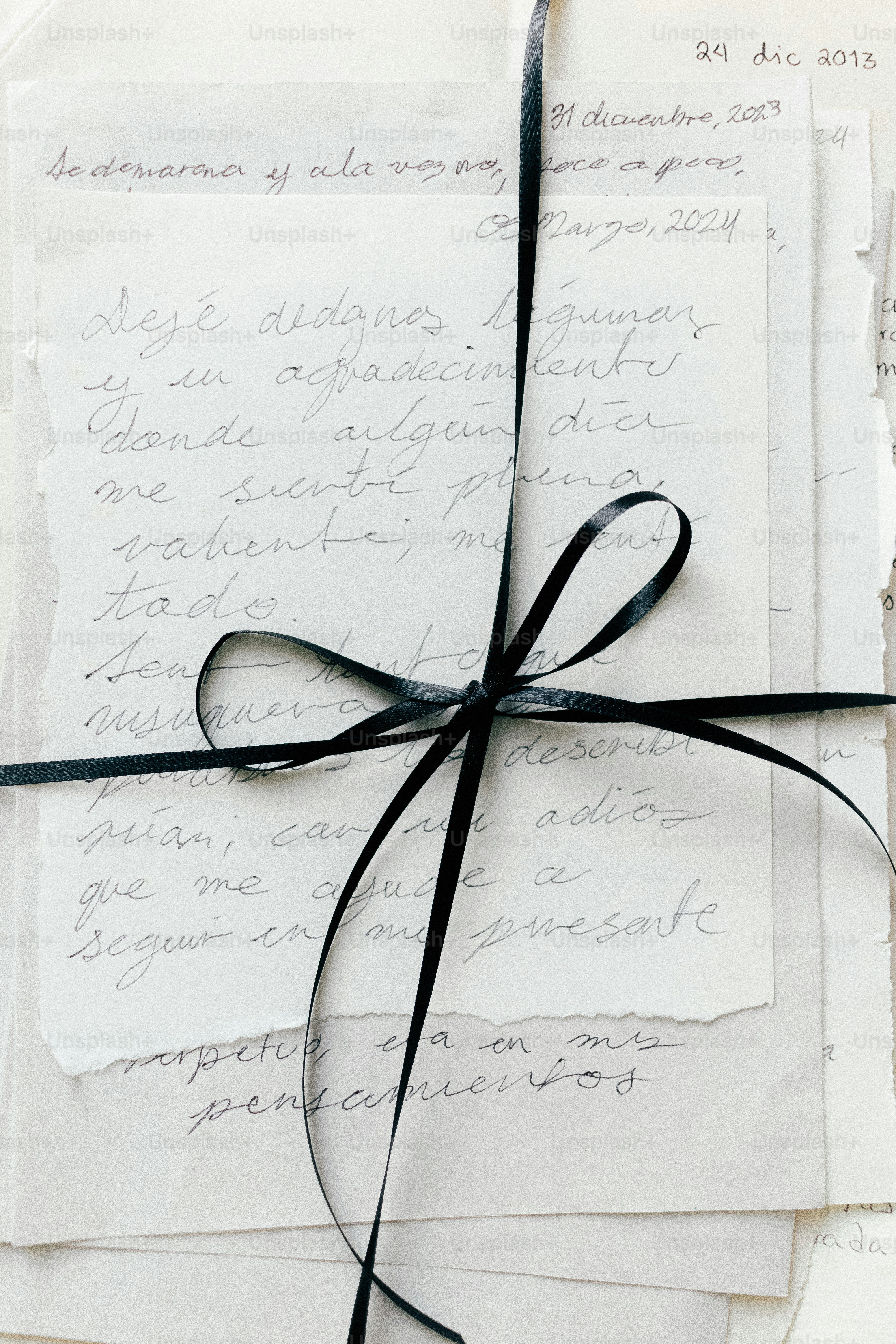 Pila de cartas antiguas atadas con una cinta negra