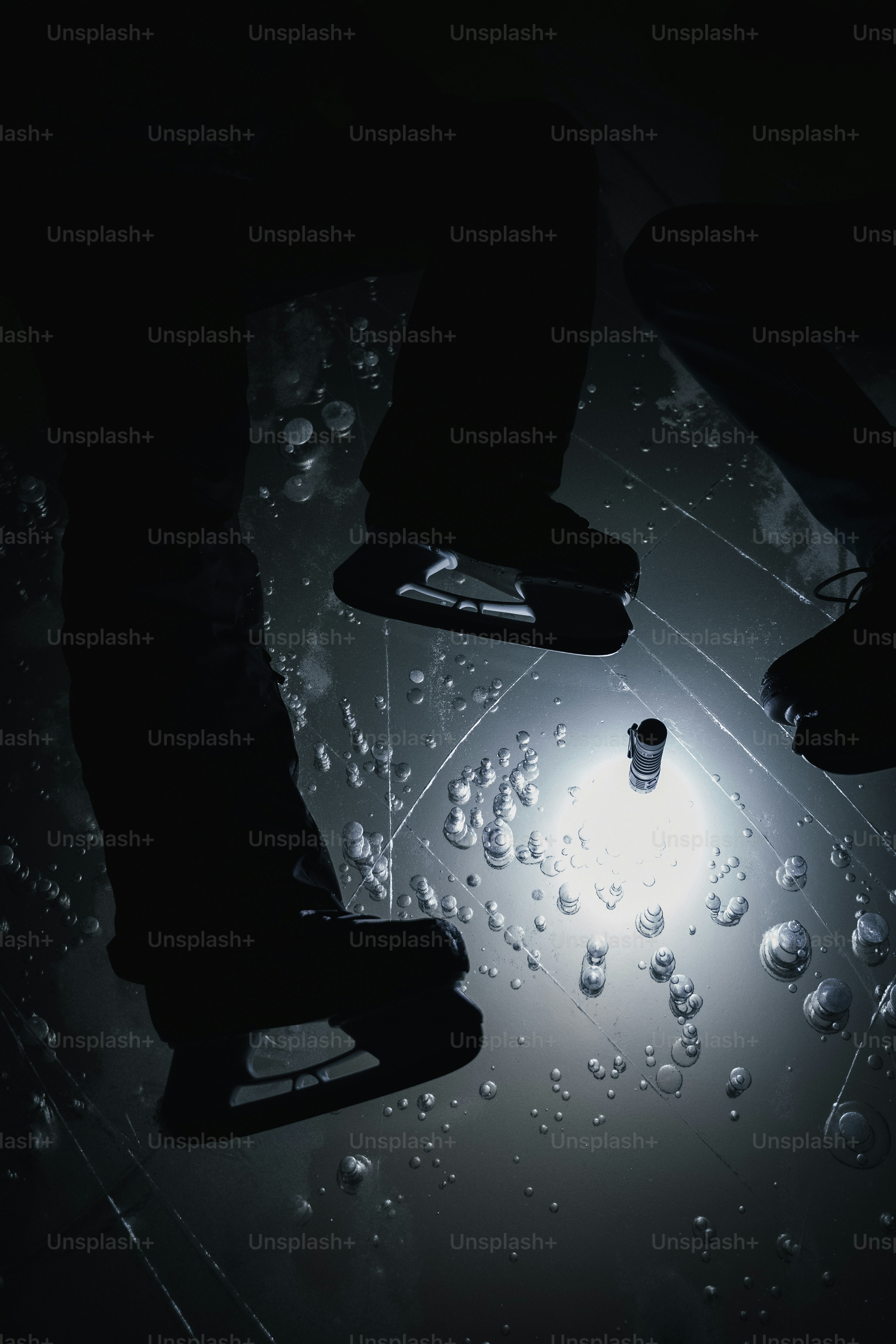 Zwei Eiskunstläufer zeichneten sich gegen ein grelles Licht ab.