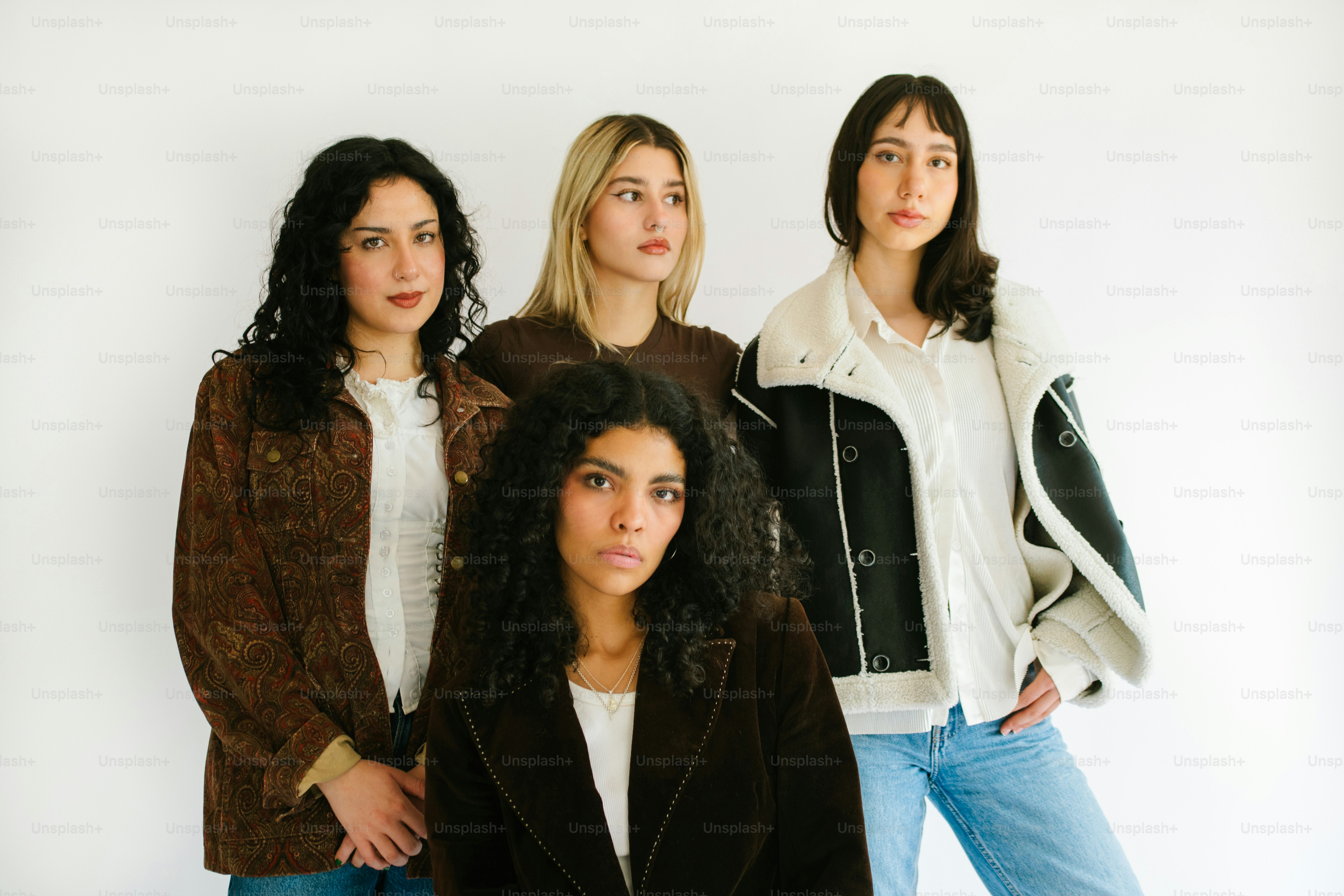 Quattro donne che posano su uno sfondo bianco