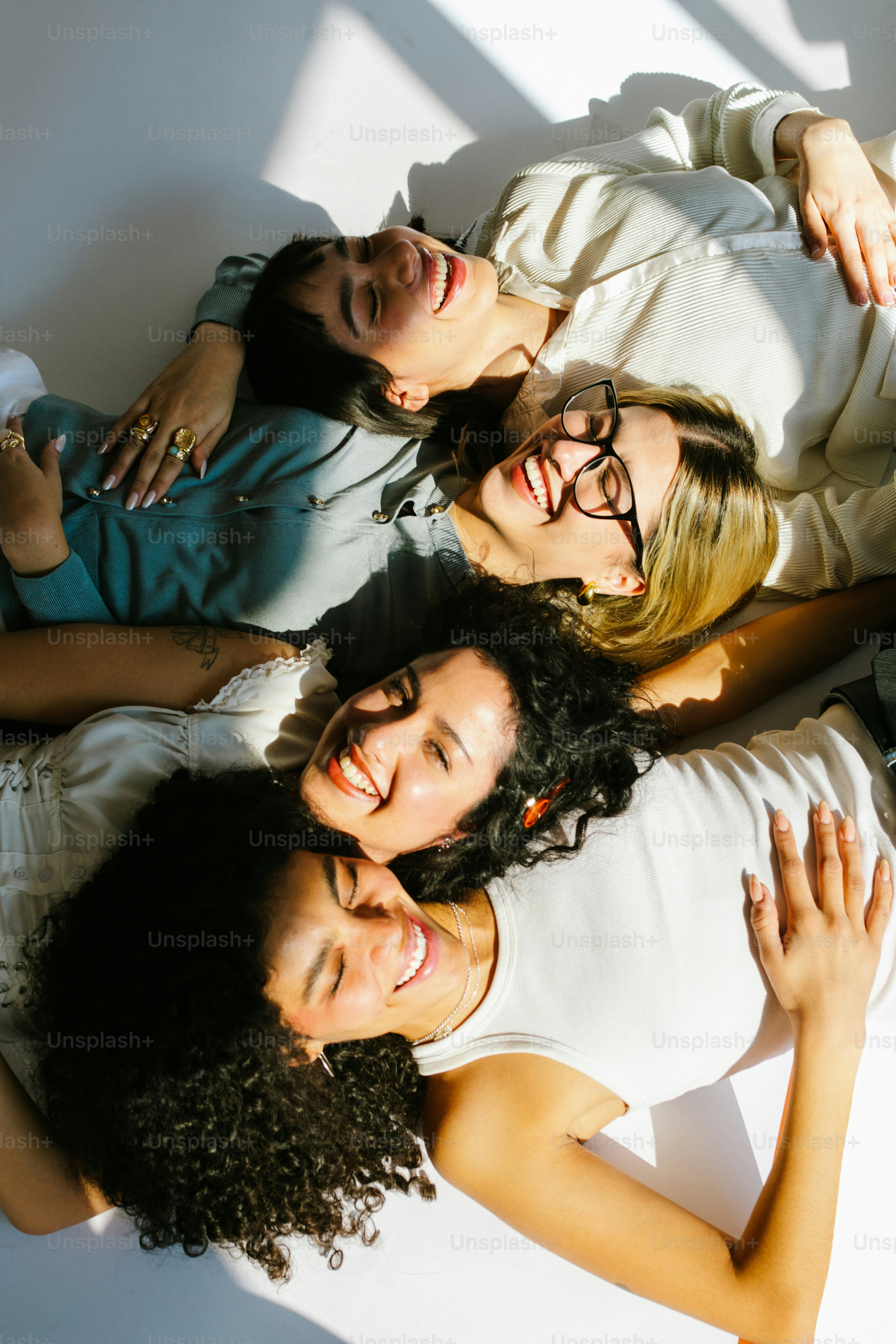 Empat wanita tersenyum berbaring bersama