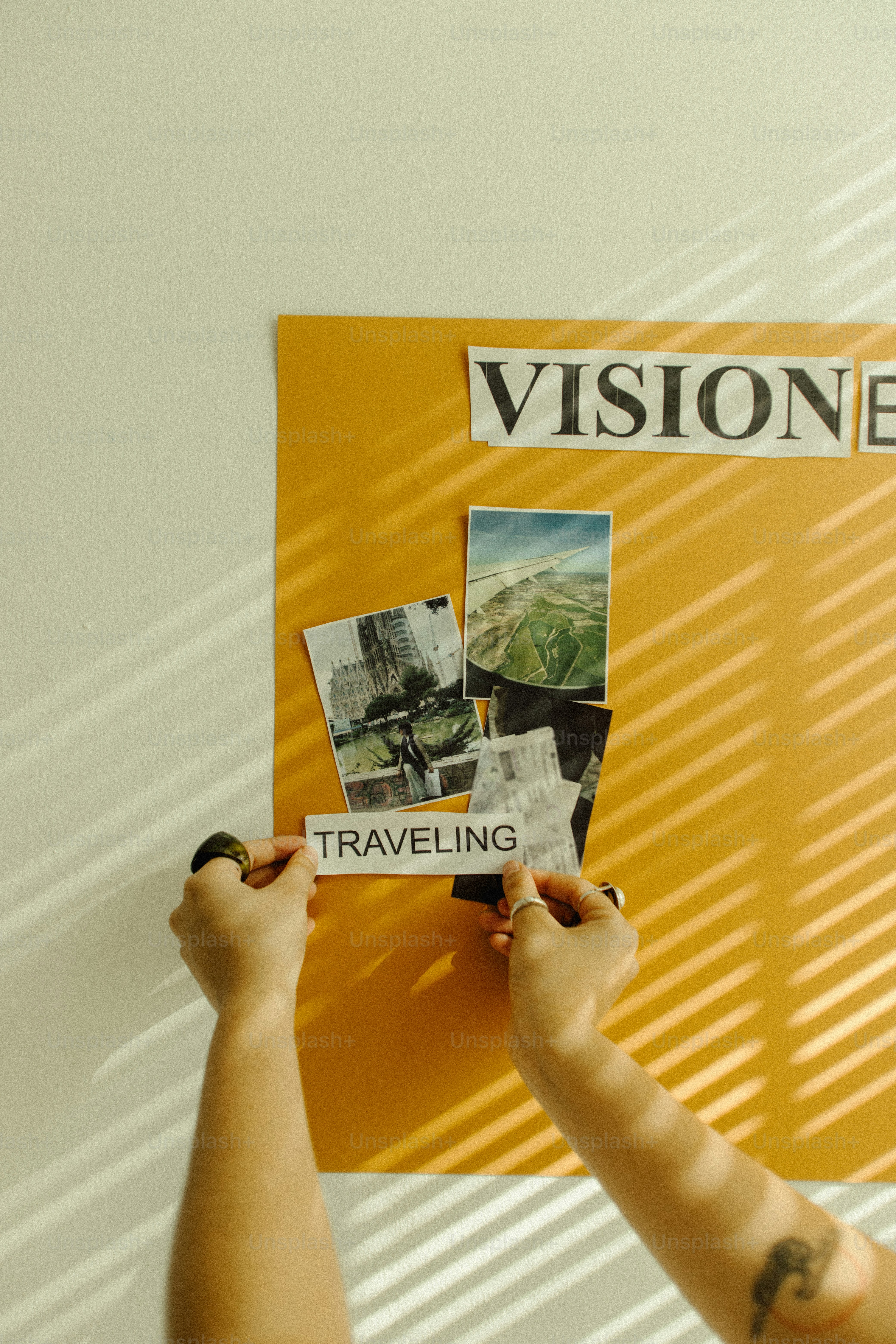 Manos colocando palabra 'viajera' en el tablero de visión.
