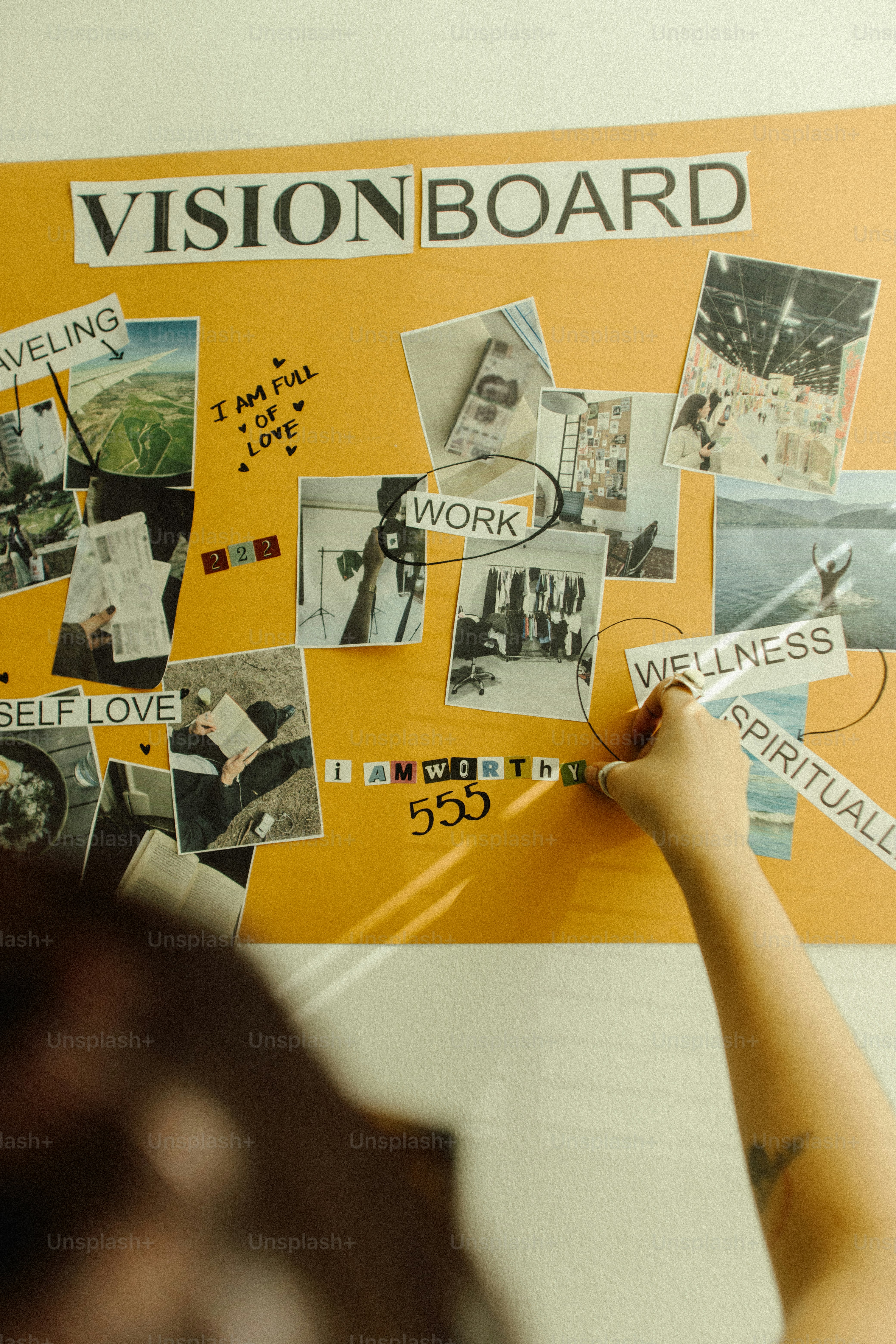 Vision Board mit inspirierenden Bildern und Worten.