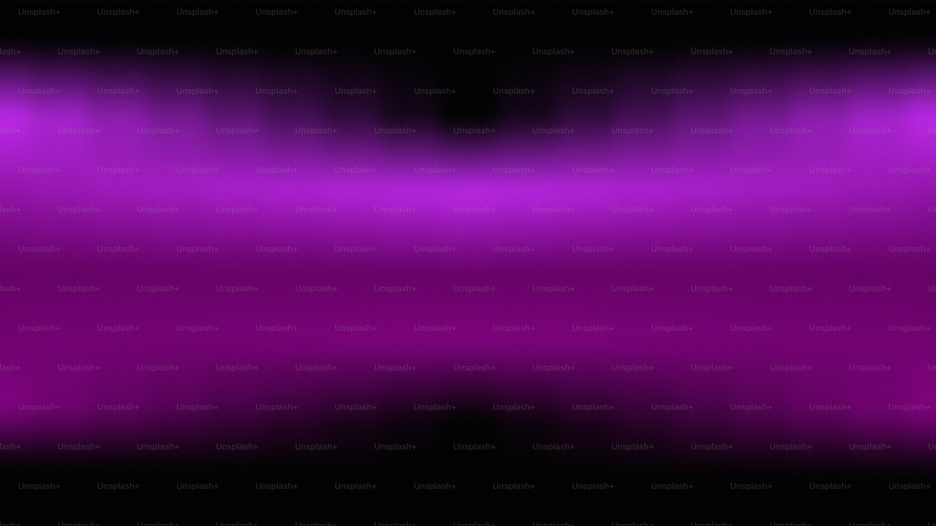 선명한 보라색 그라데이션이 검은색으로 사라진다.