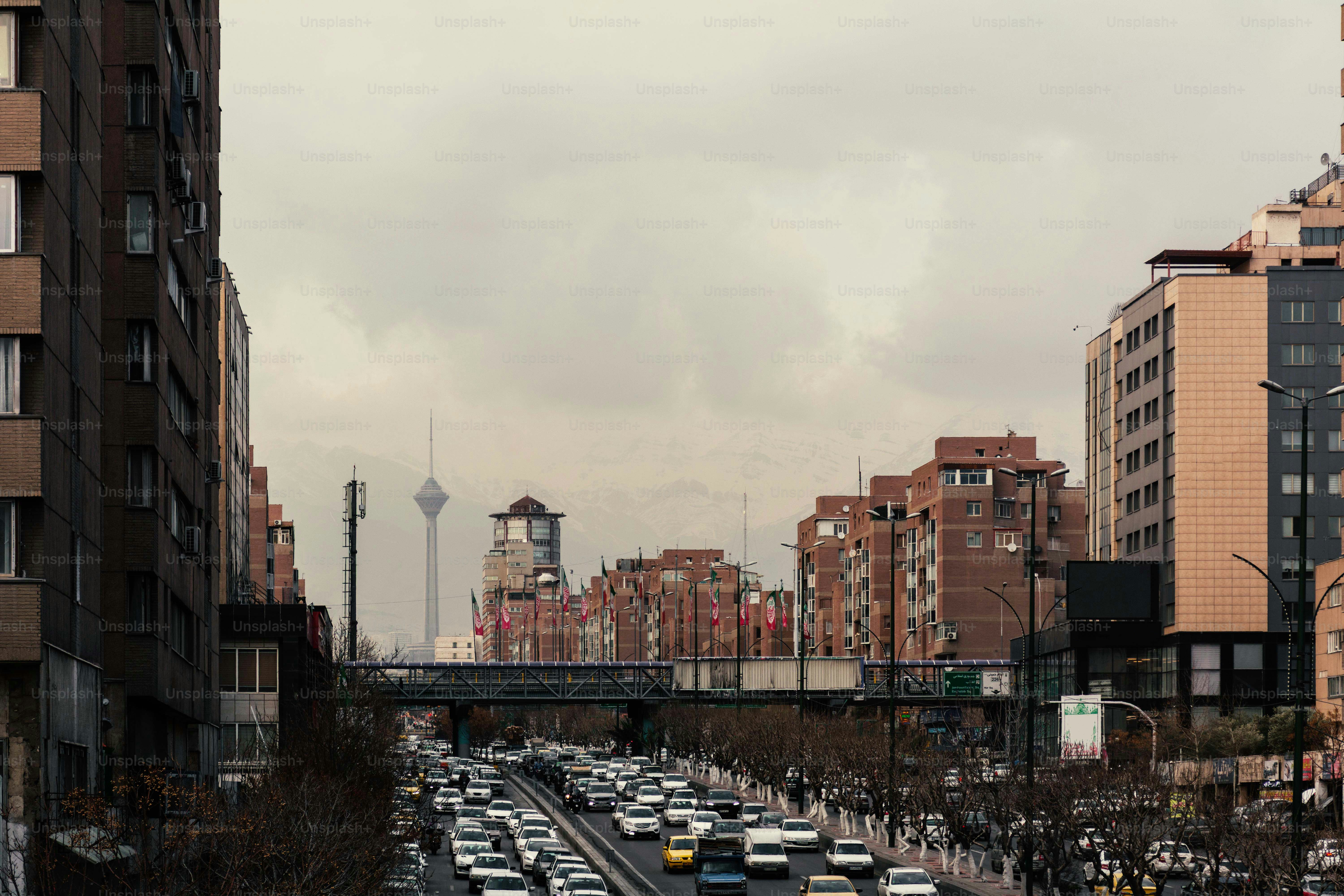 Strada affollata della città con traffico e edifici alti.