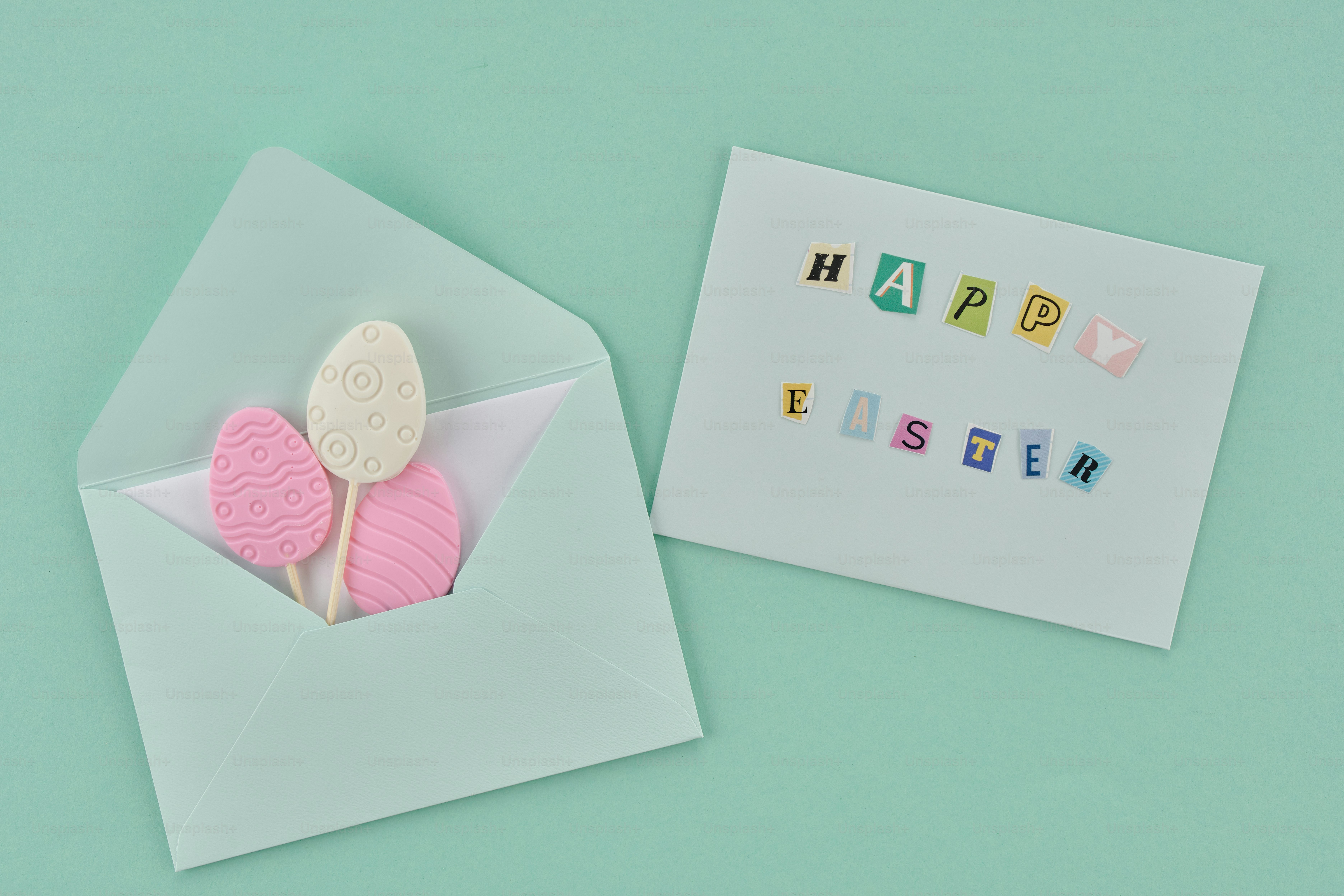 Kartu Paskah dengan amplop dan dekorasi pastel