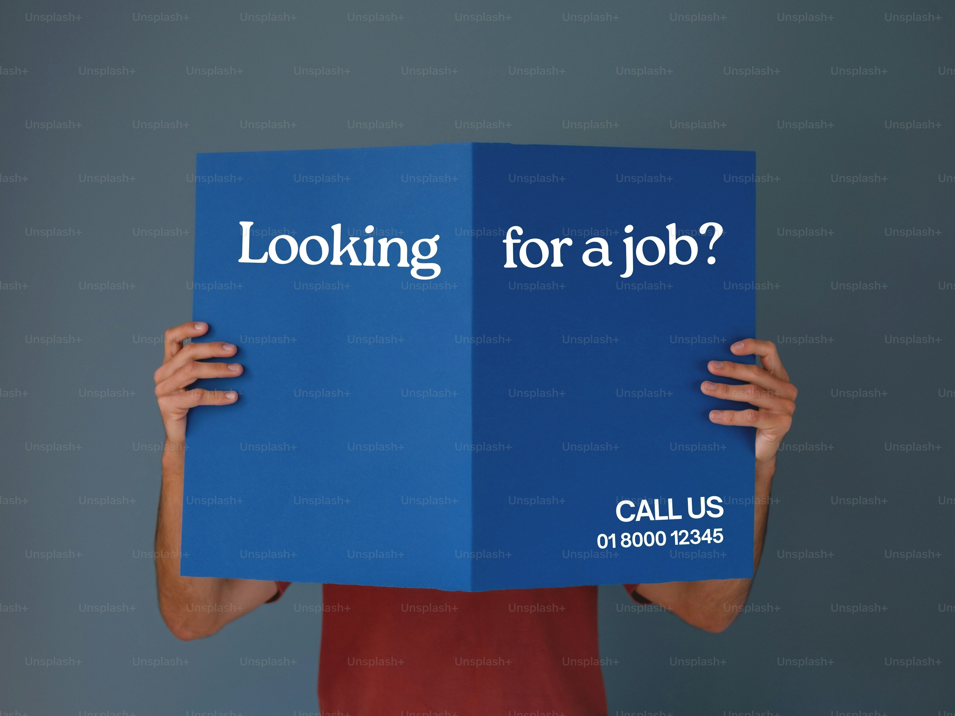Person, die ein Schild hält und fragt: "Suchst du einen Job?"