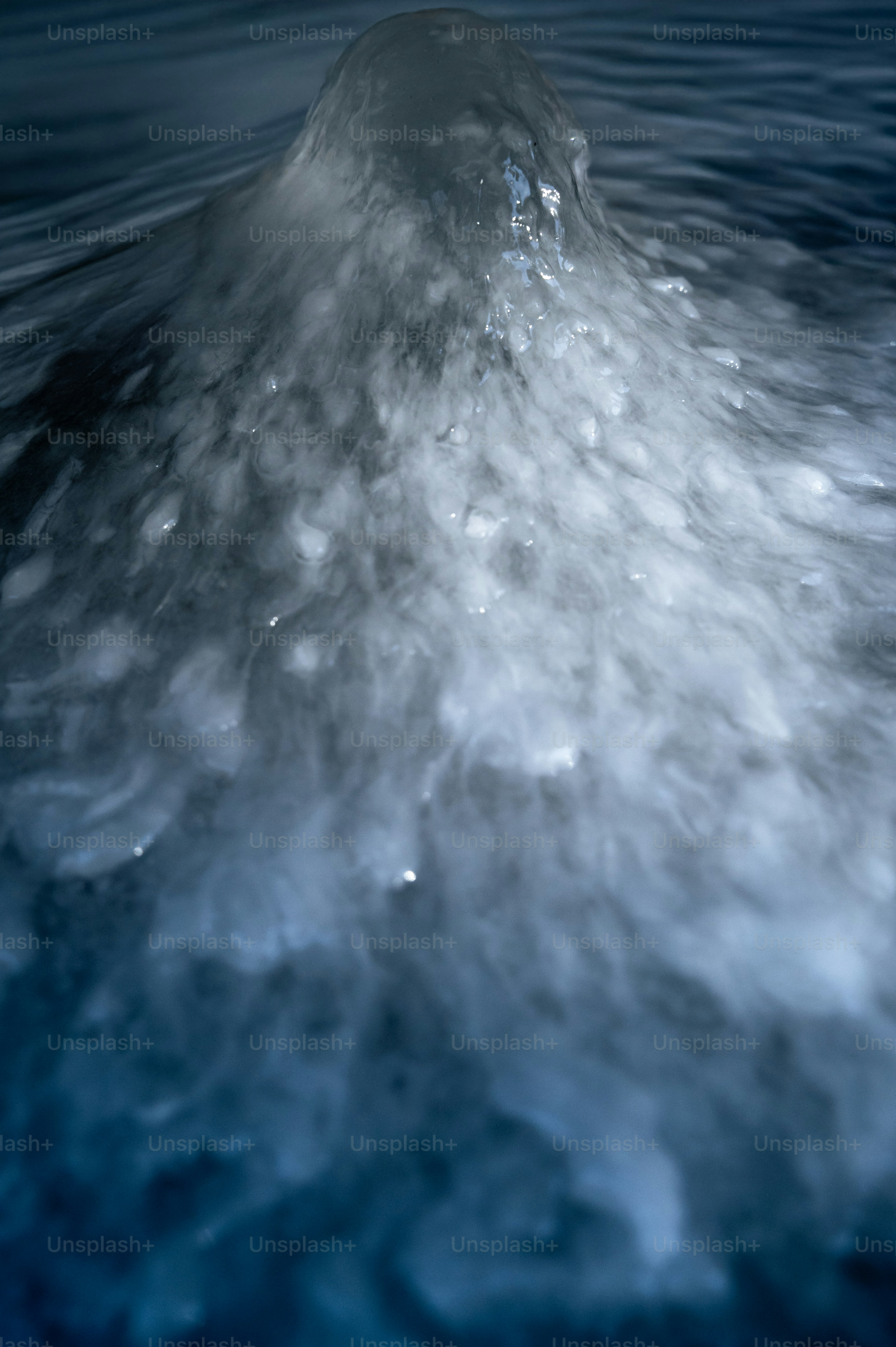 泡立ち蒸気を立てる水のクローズアップ