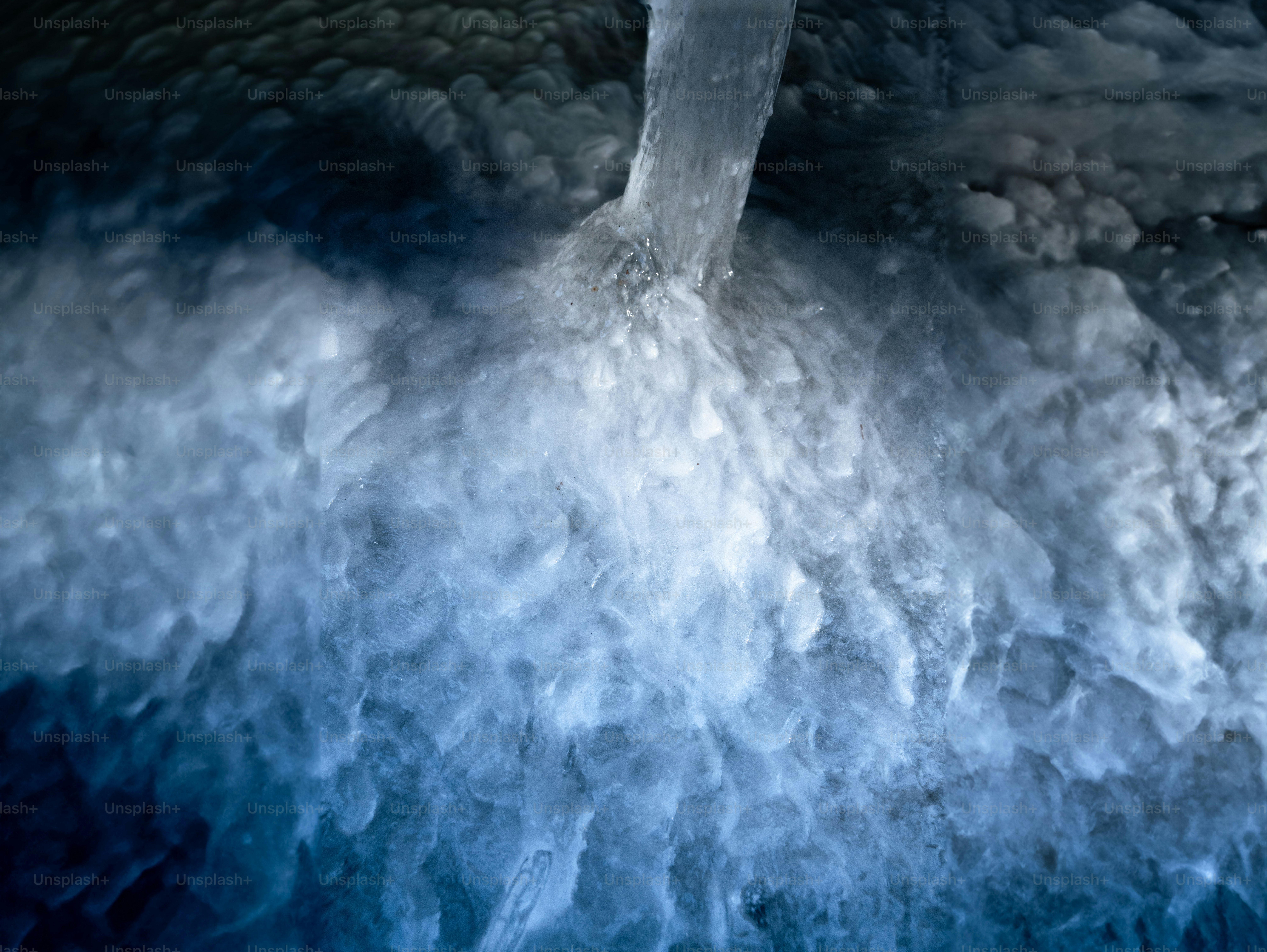濃い青色の環境で水が流れ、水しぶきが響く。