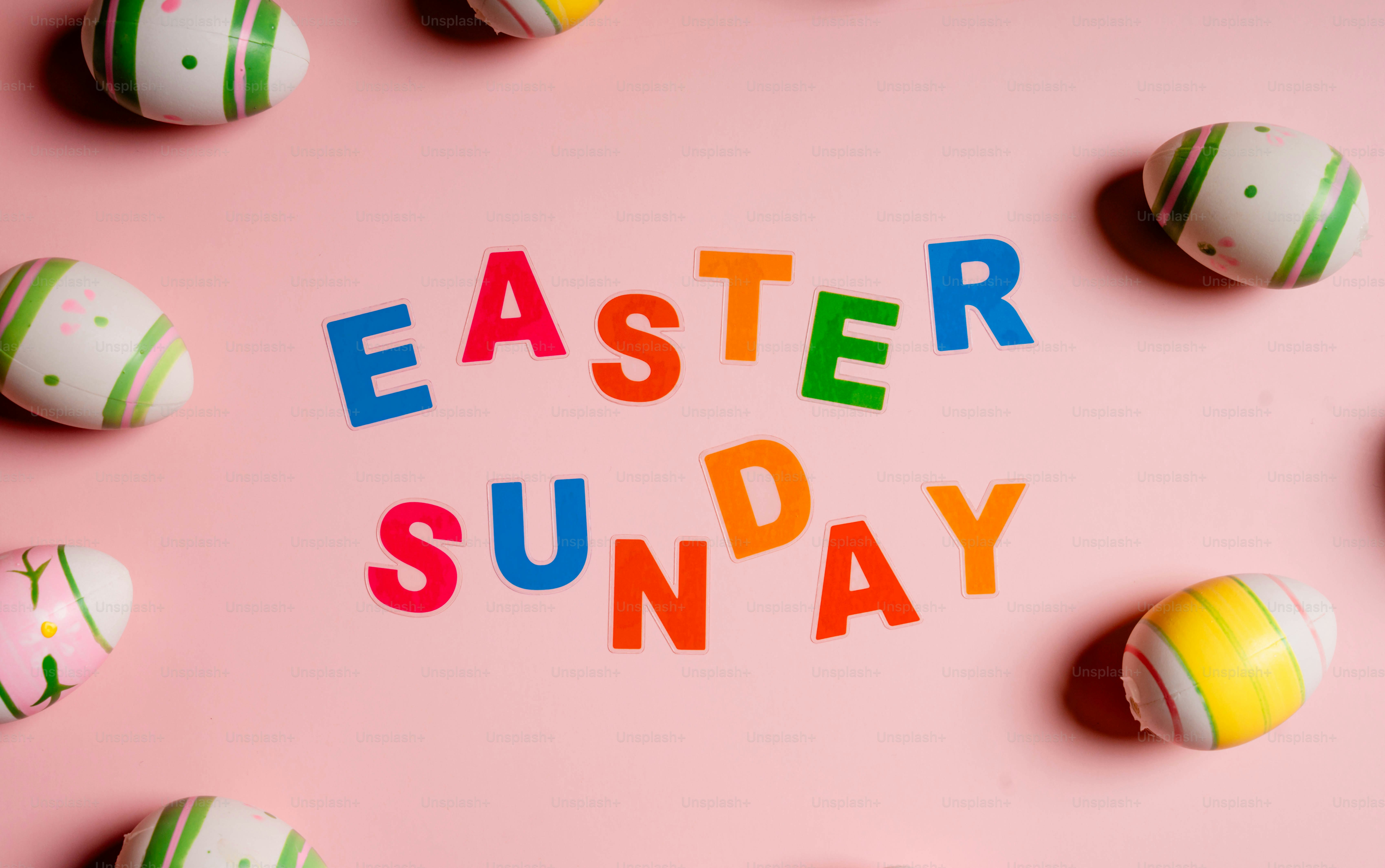 Bunte Ostereier und Buchstaben, die Ostersonntag buchstabieren