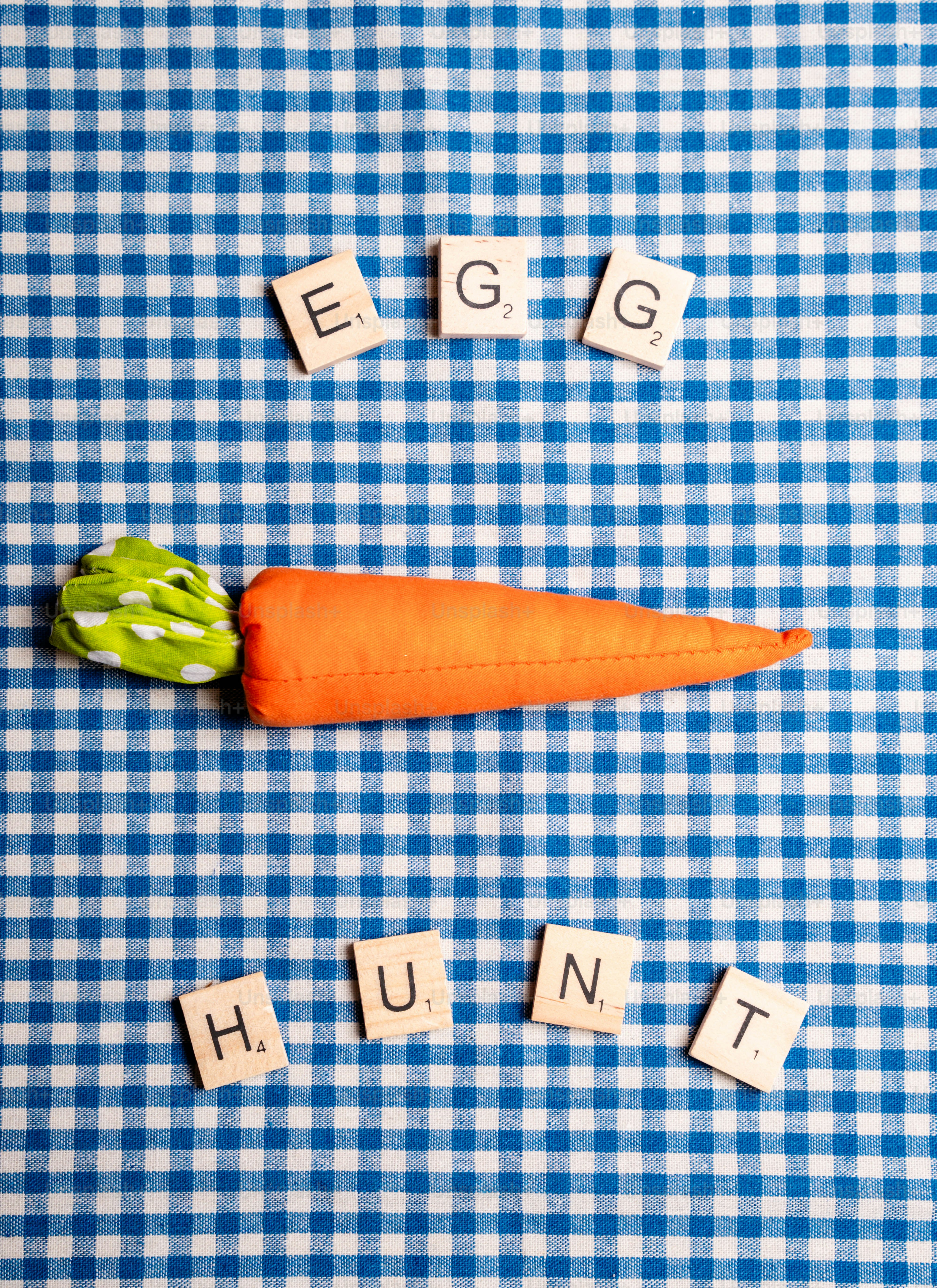 당근과 글자가 "egg hunt"를 완성합니다.
