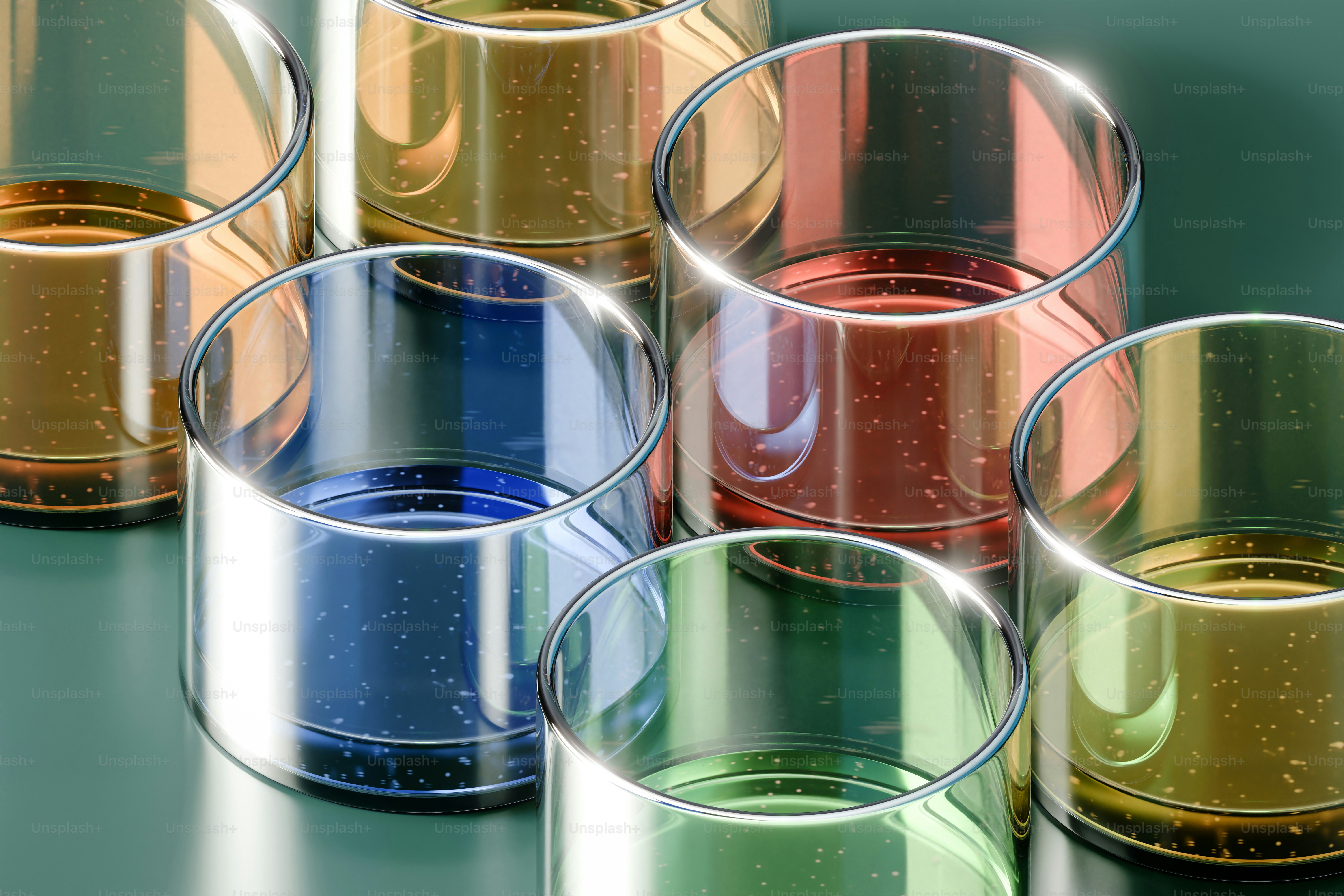 Plusieurs boissons colorées dans des verres transparents