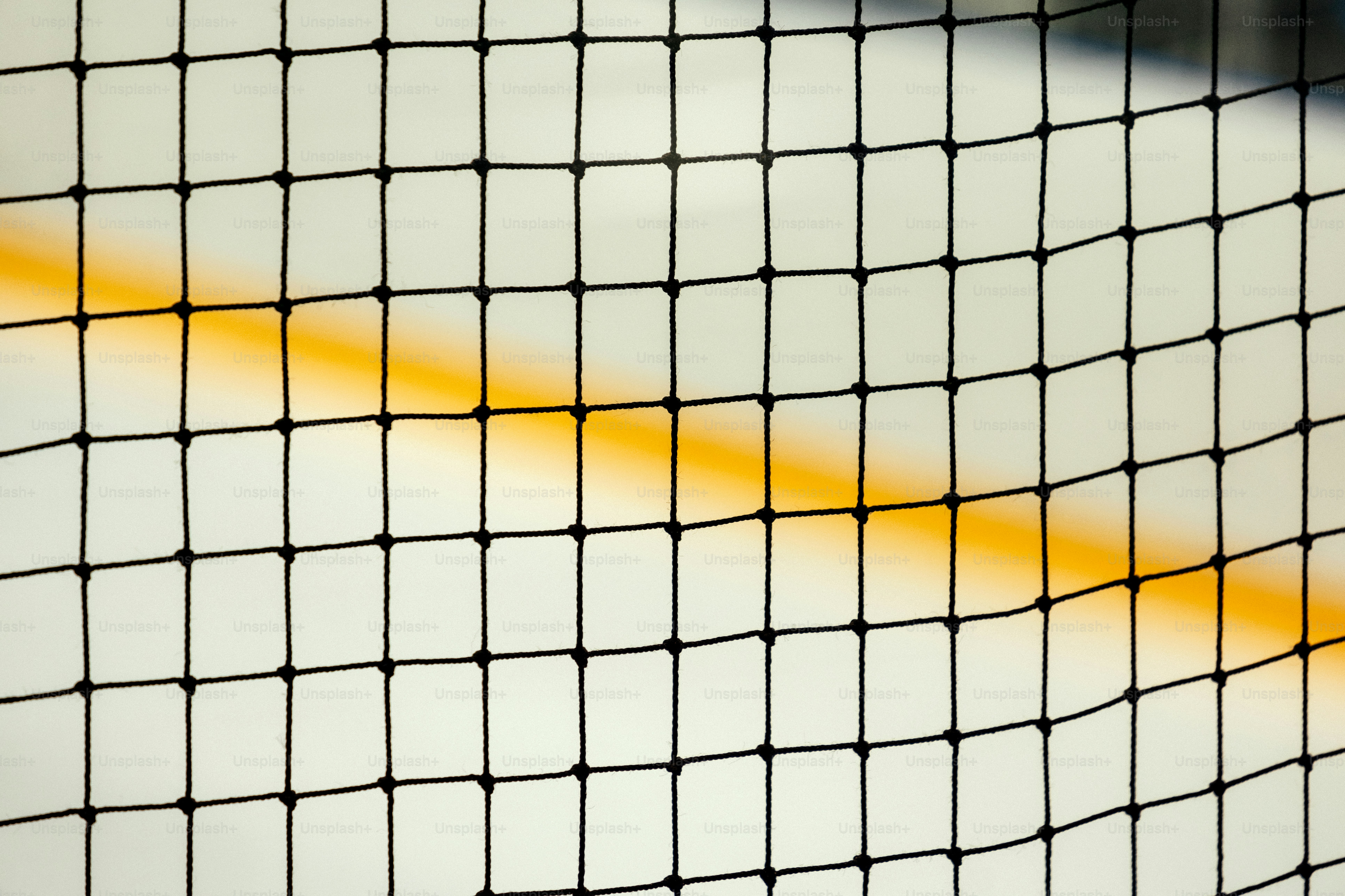 Schwarzes Netz mit einem verschwommenen gelben Streifen hinten