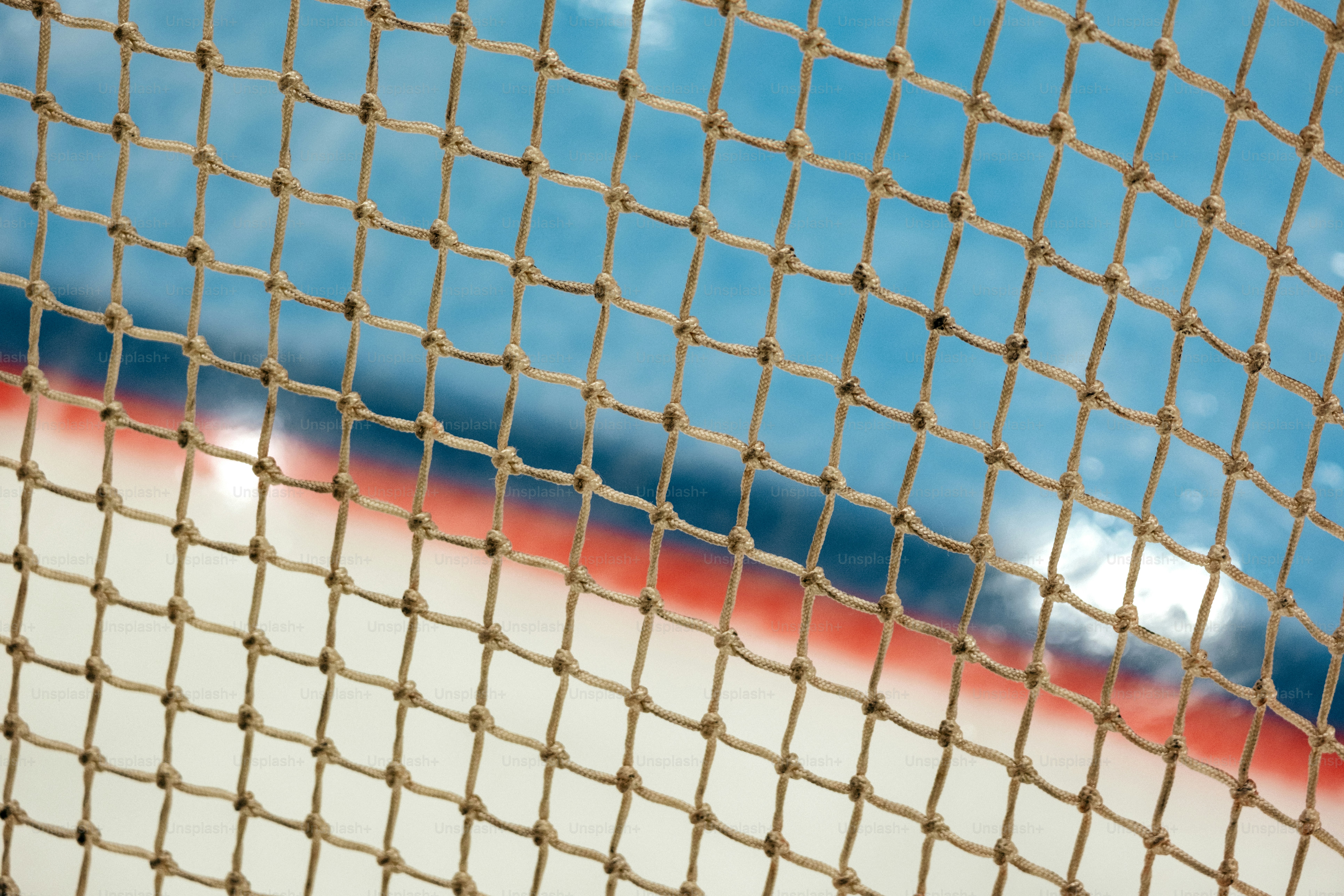 Nahaufnahme eines Netzes mit blauem Himmel und Eis-Hintergrund