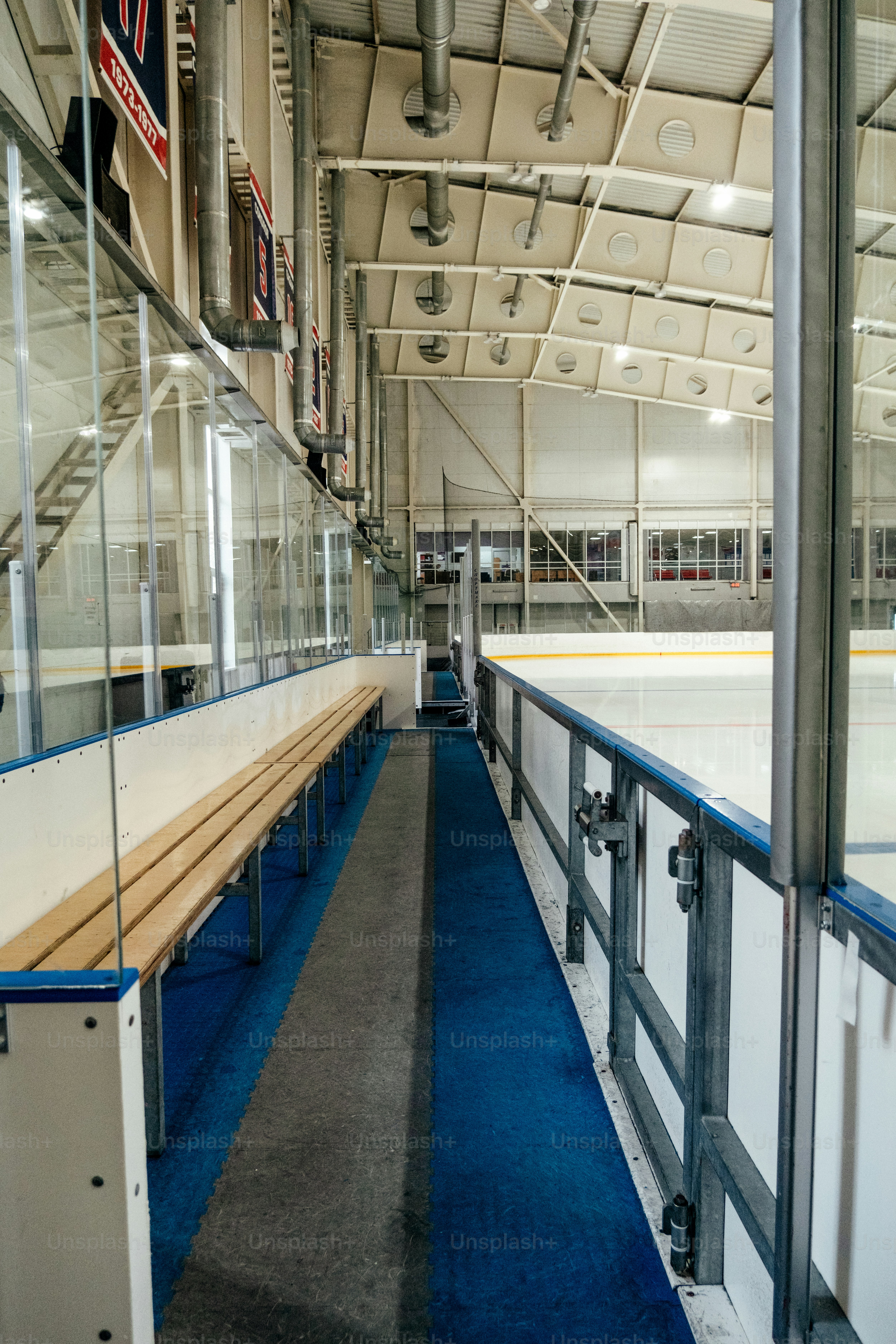 Pista de hockey sobre hielo vacía con asientos para espectadores