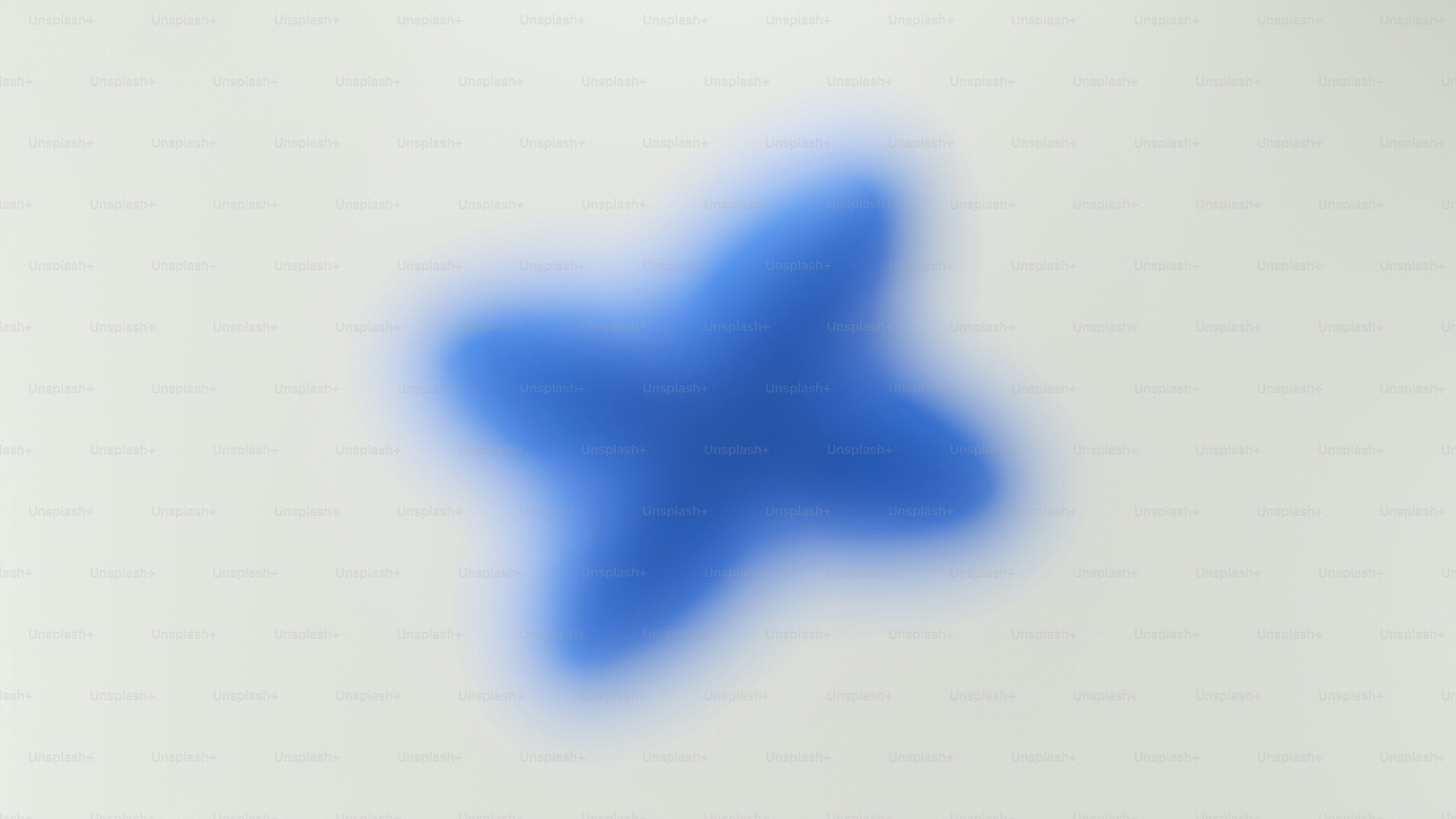 흰색 배경 위에 흐릿한 파란색 추상적 형체가 그려져 있다