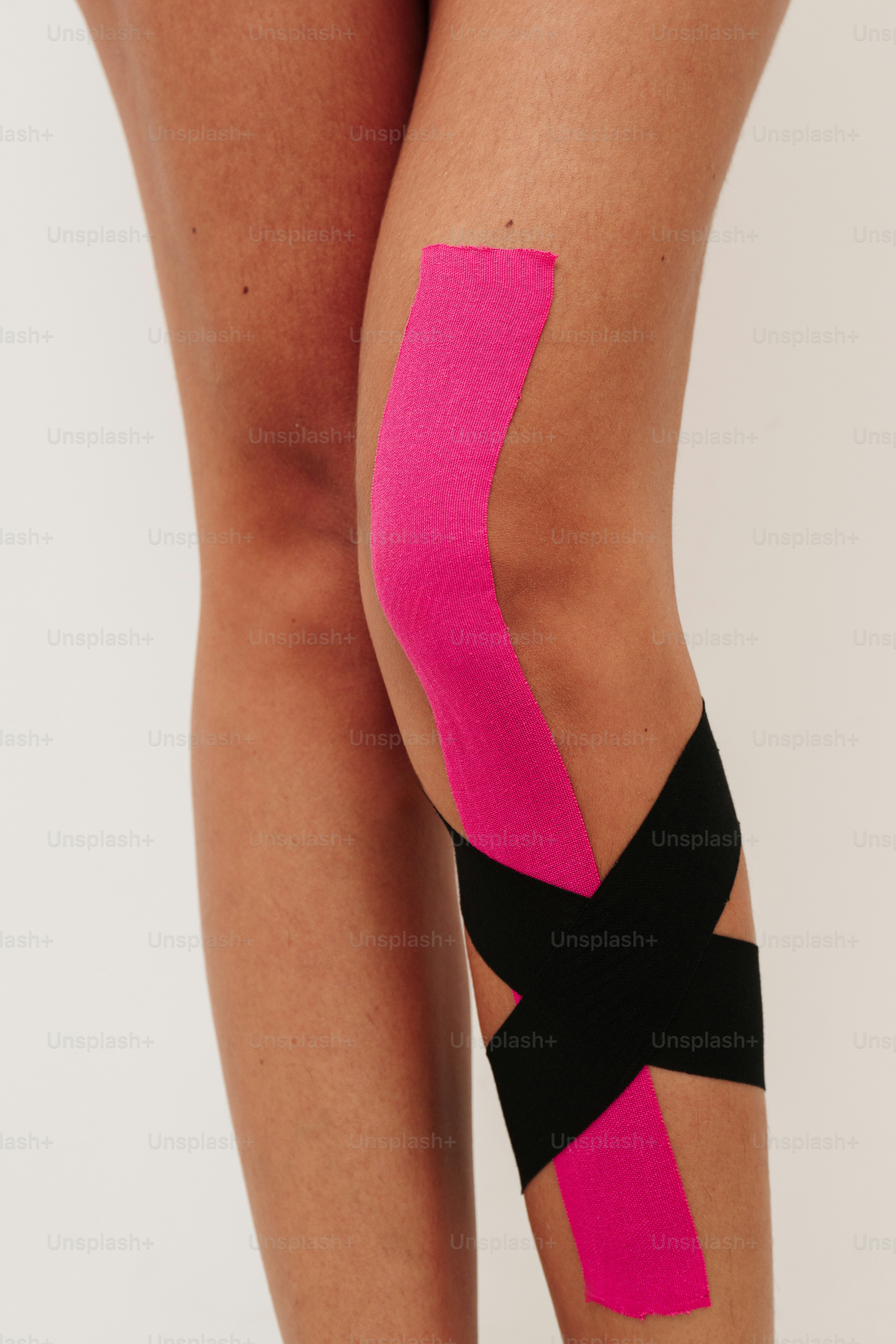 Bein mit pink-schwarzem Sportband