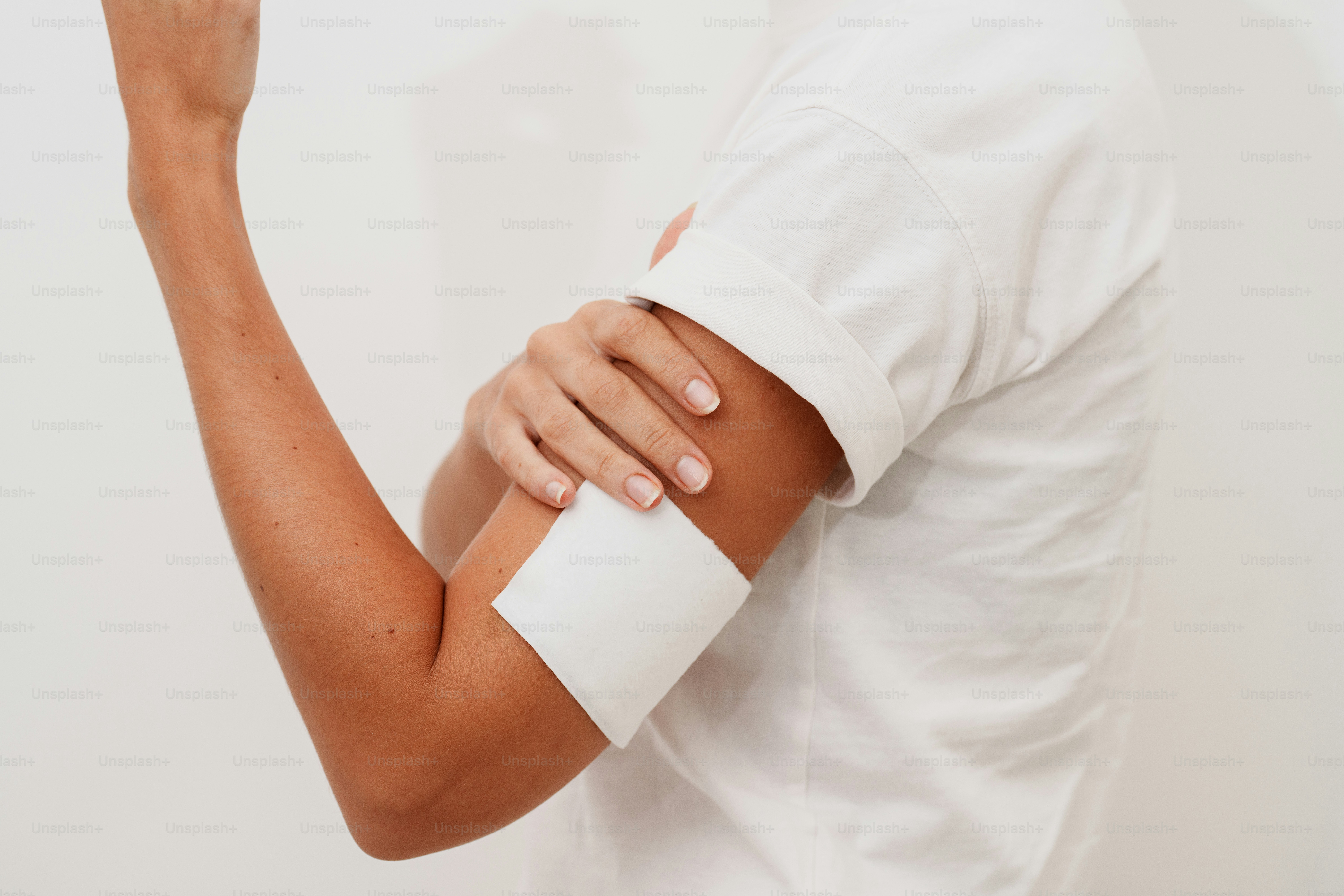 Person mit einem Pflaster am Arm