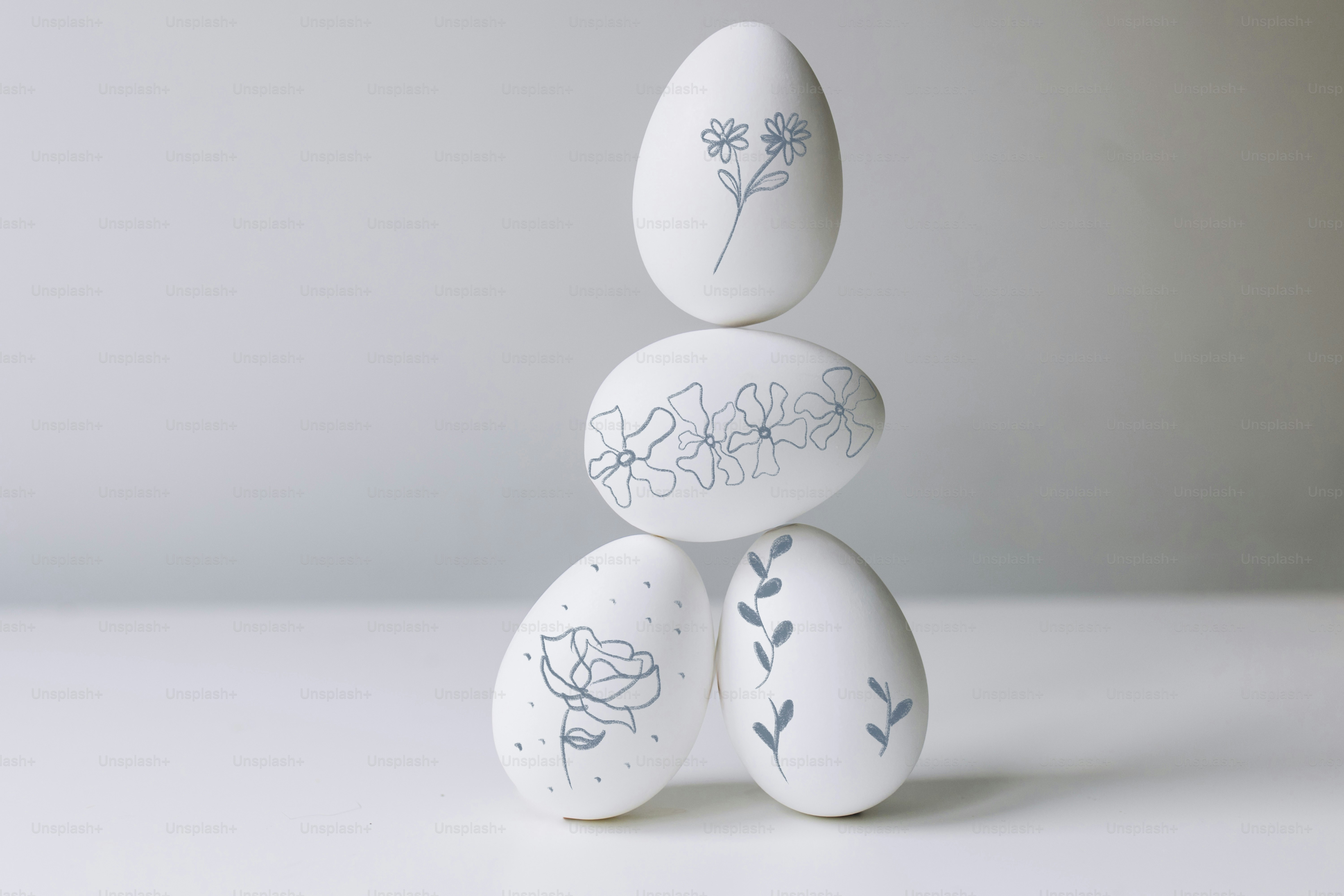 Pila di uova bianche con motivi floreali