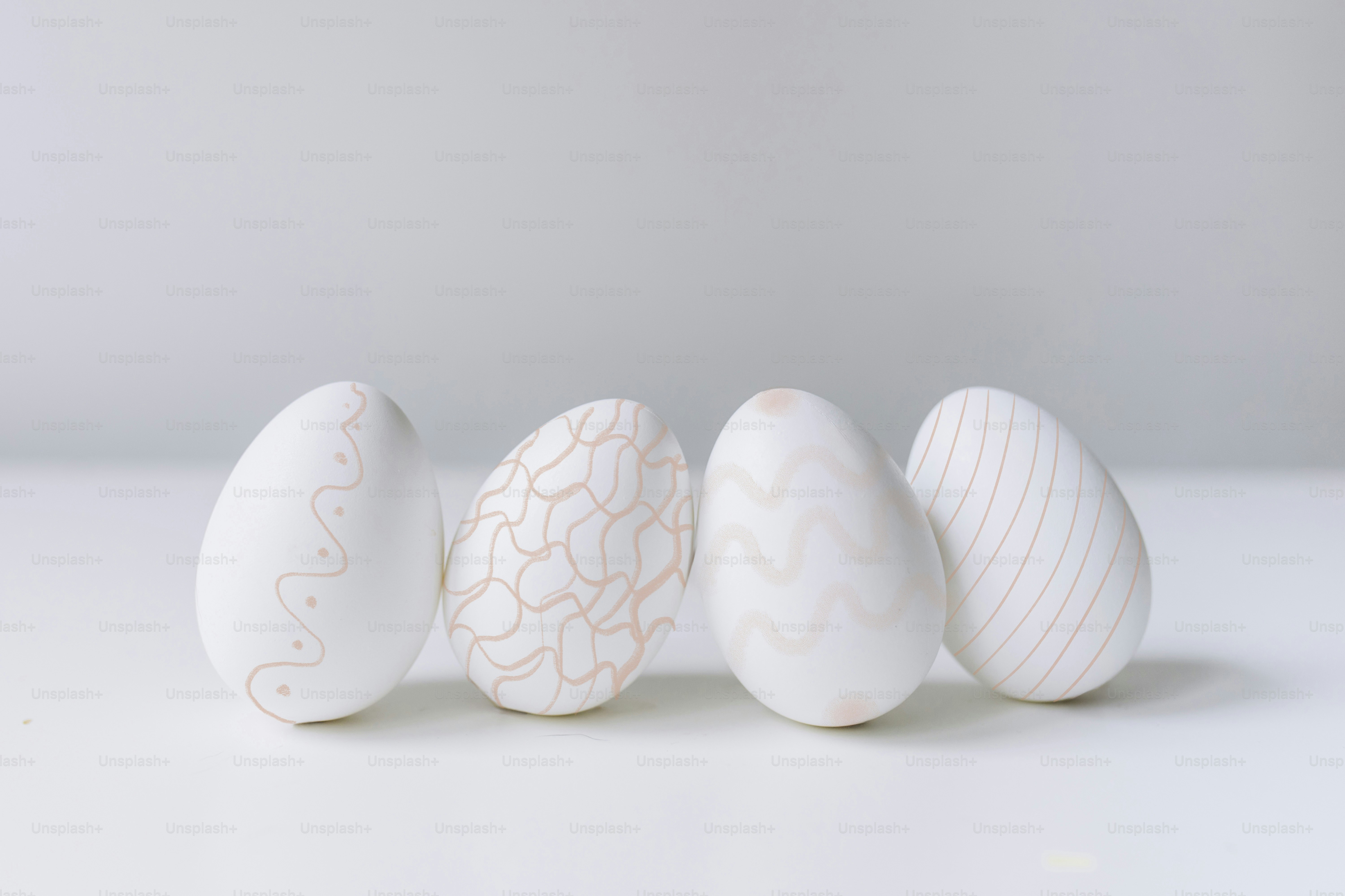 Quattro uova bianche di Pasqua con motivi sottili.