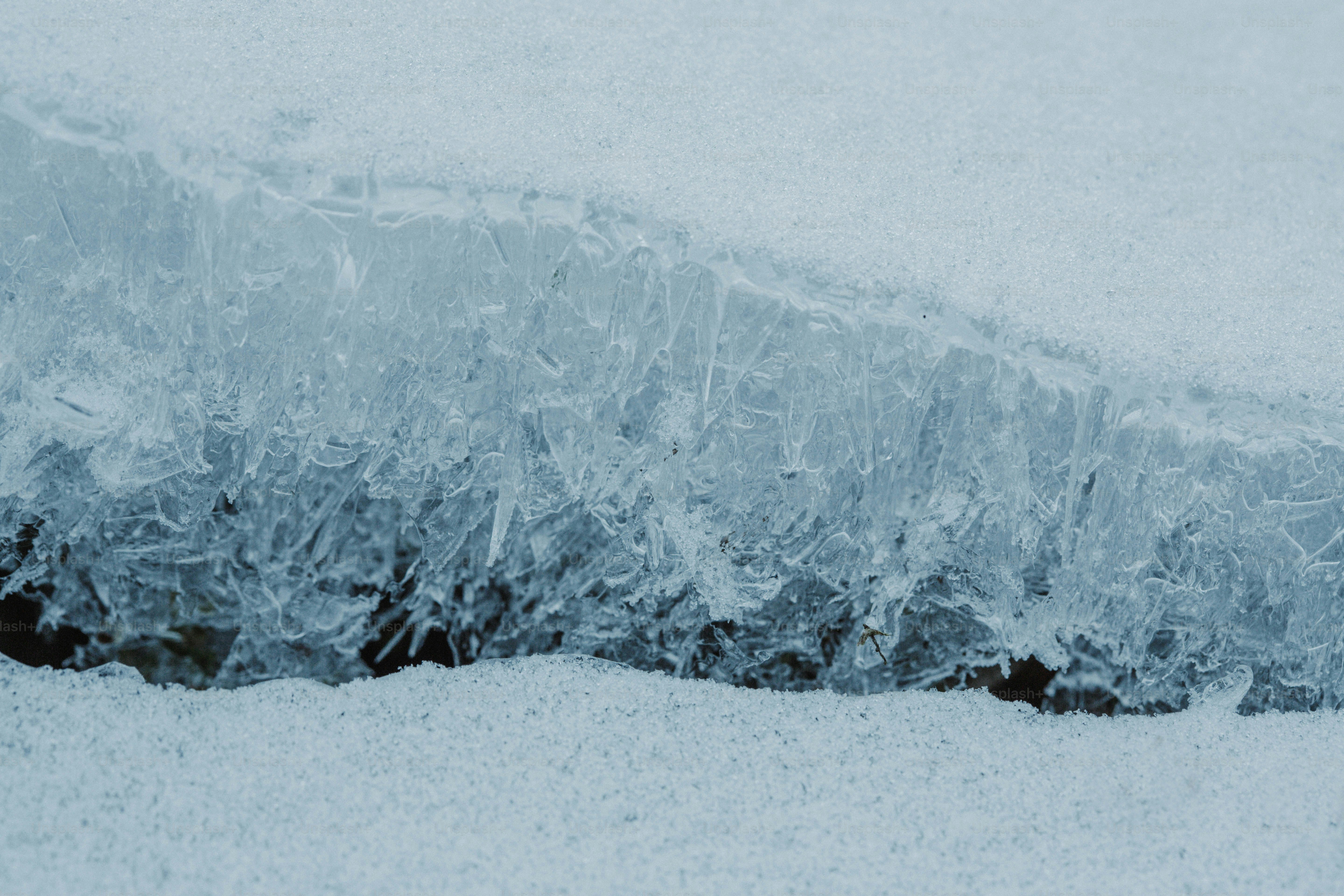 Primo piano di cristalli di ghiaccio che si formano su una superficie.