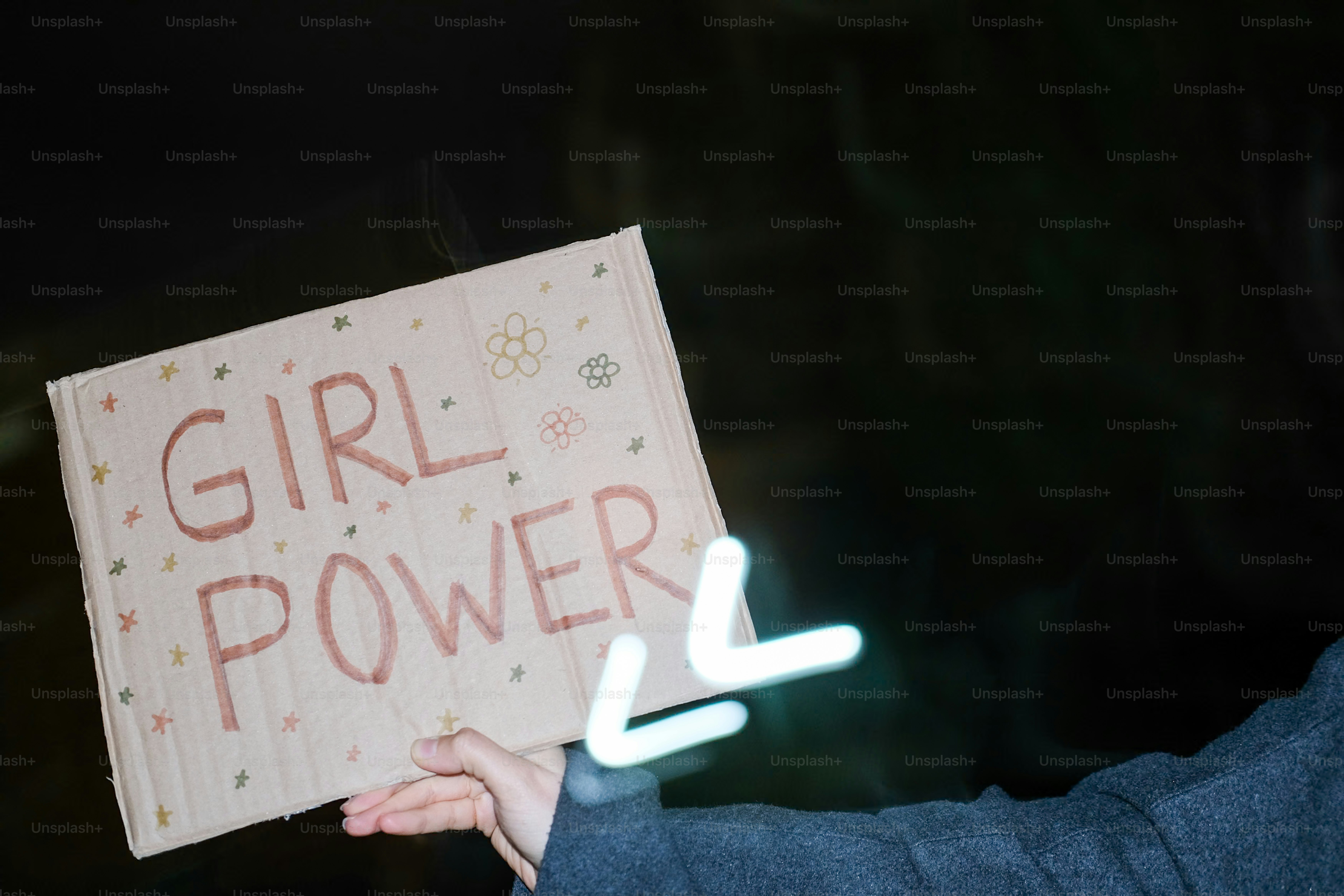 Un panneau porte l’inscription « girl power » lors d’une manifestation.