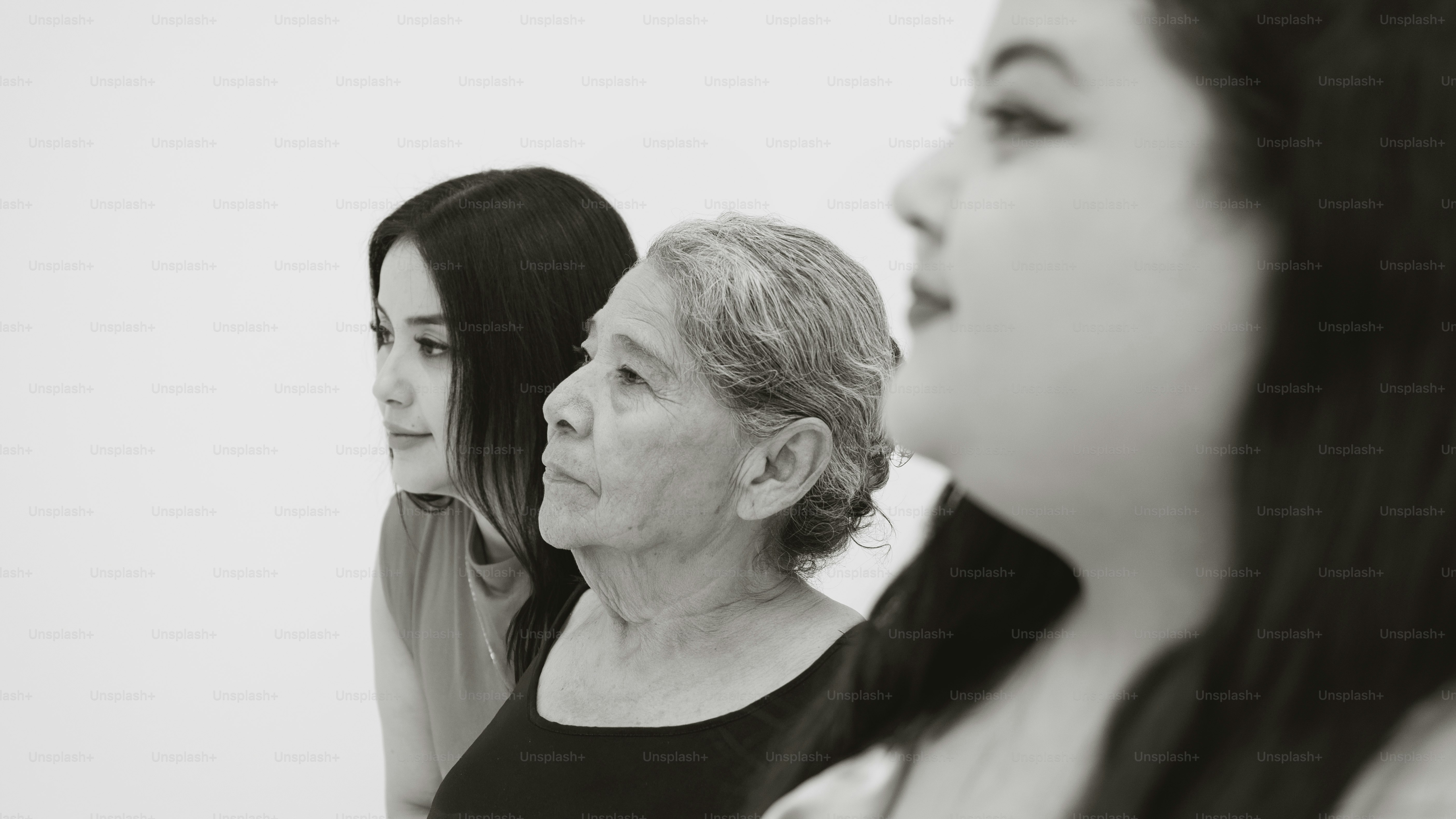 Drei Frauen unterschiedlichen Alters im Profil