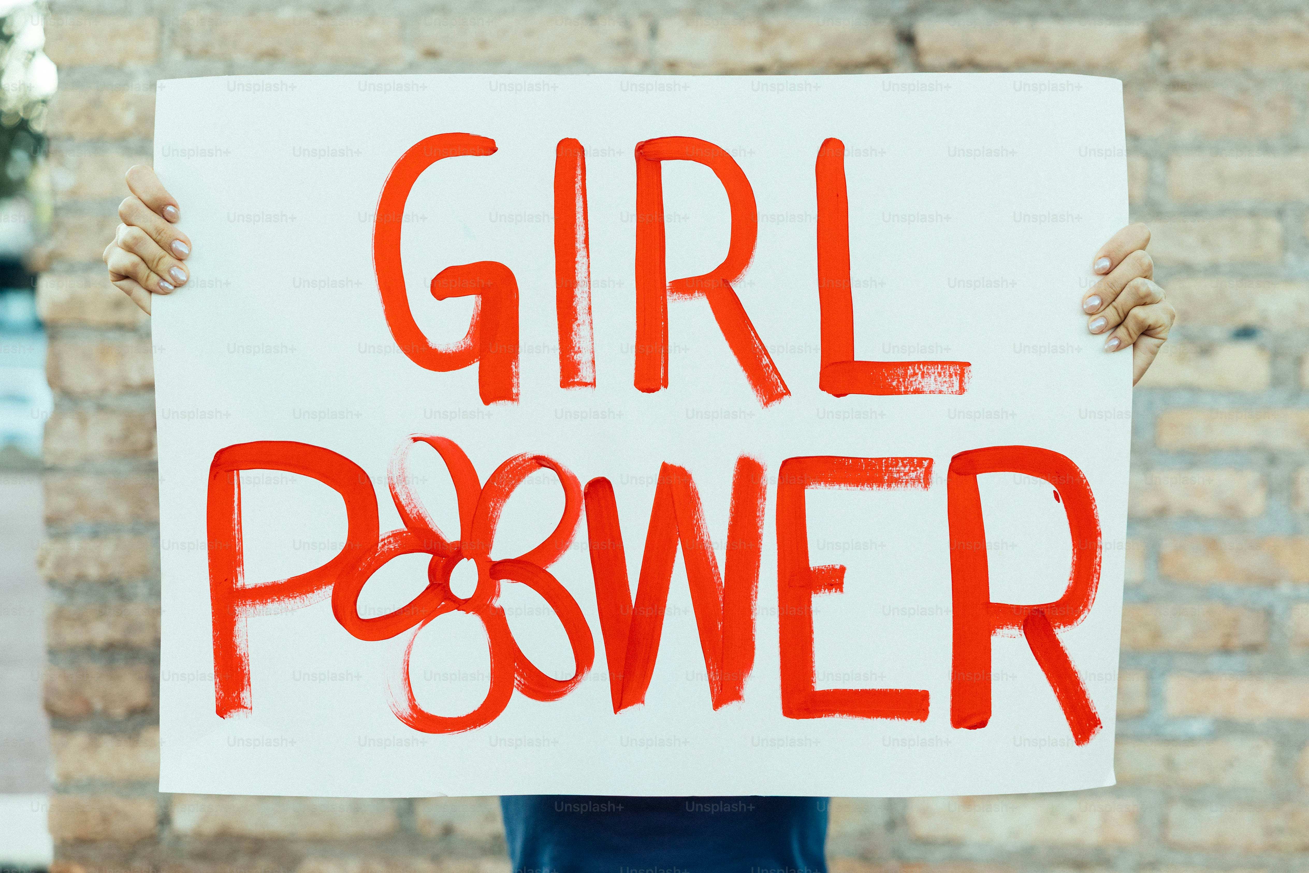 Panneau de girl power avec motif floral