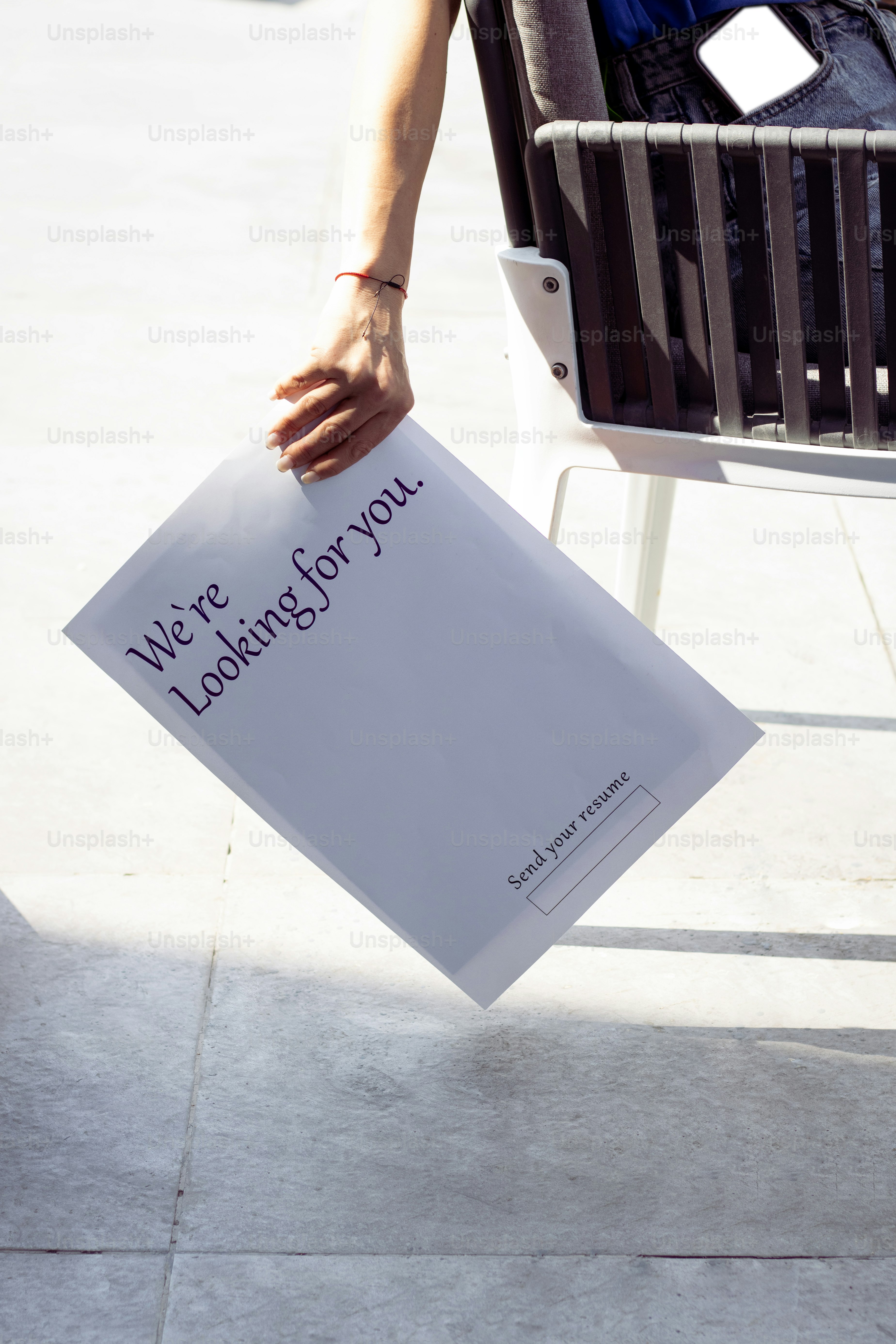 Person, die ein Papier hält, auf dem steht: Wir suchen Sie.