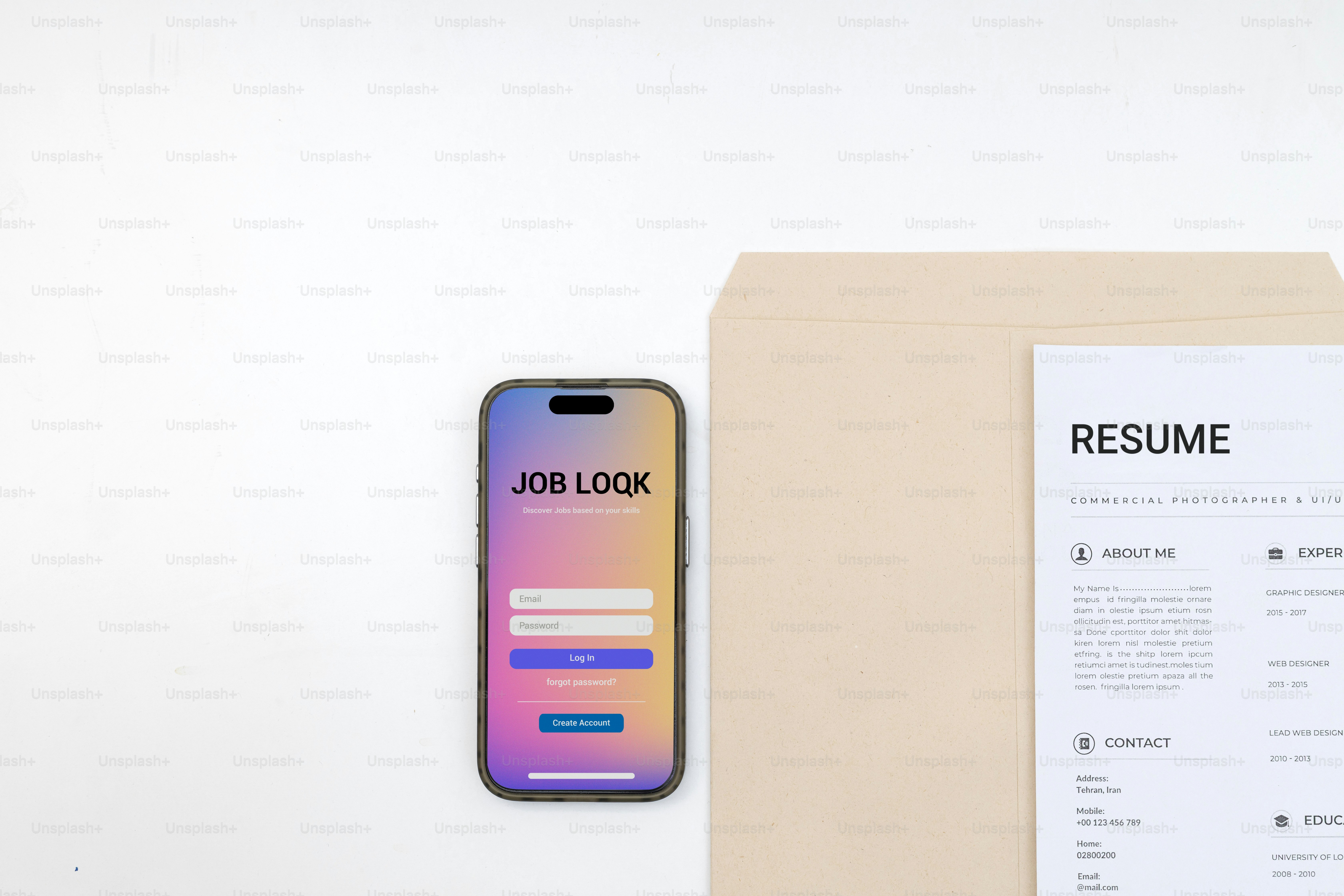 Smartphone mit Jobsuch-App neben dem Lebenslauf.
