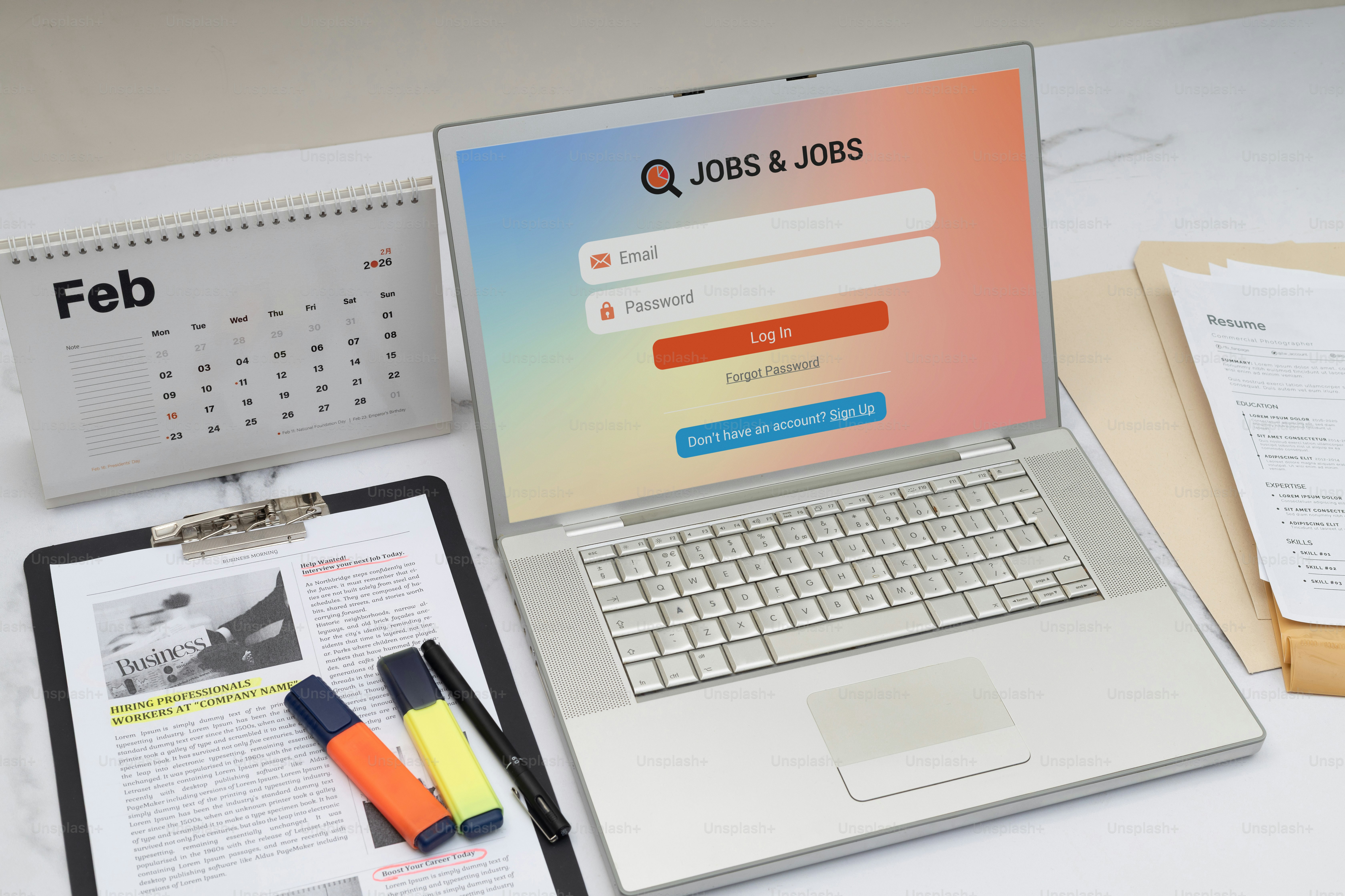 Laptop zeigt eine Jobsuch-Website mit Kalender und Papieren an.