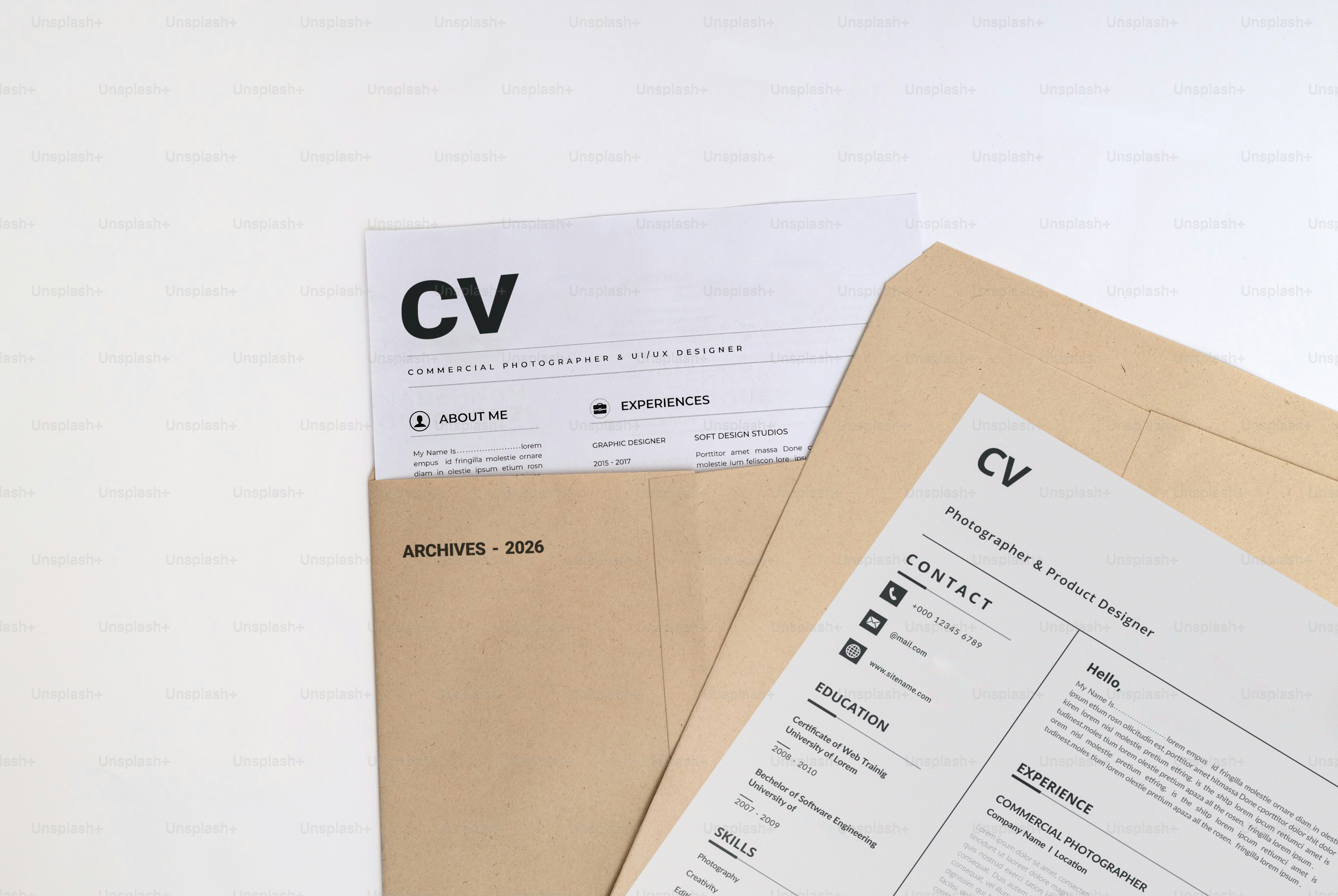 Dua CV ditempatkan di dalam folder.
