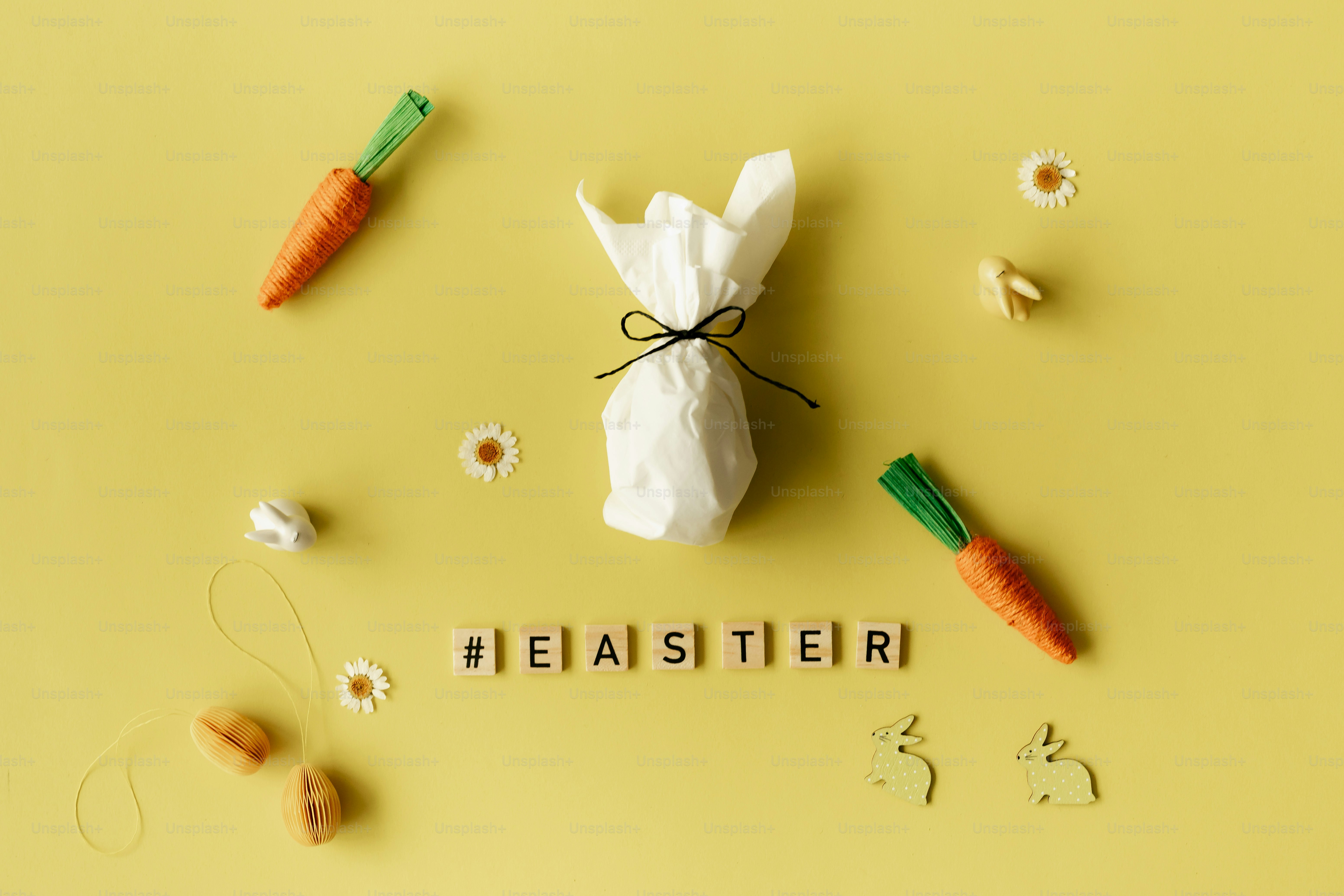 Thème de Pâques avec carottes, lapin et décorations sur fond jaune.