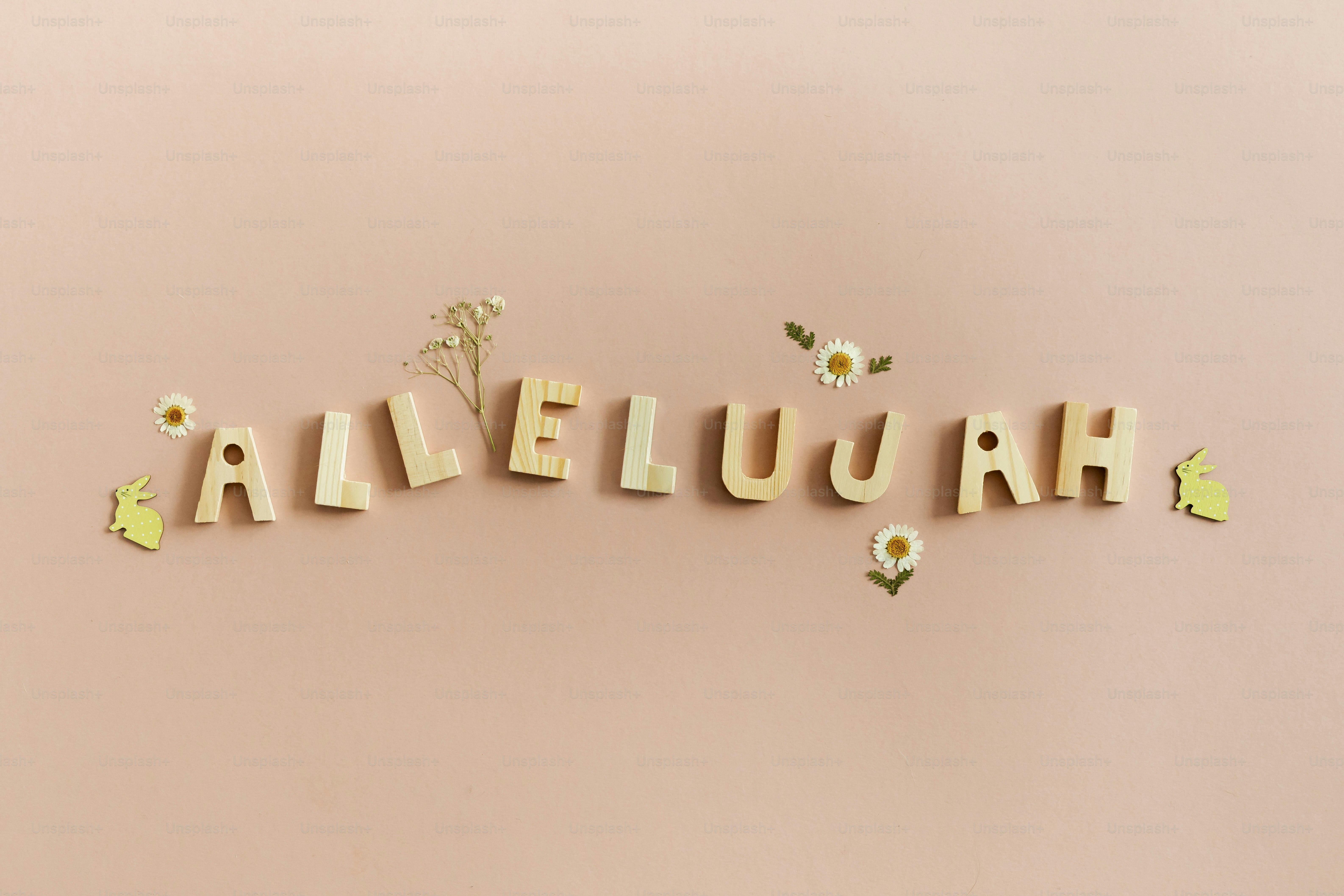 Holzbuchstaben buchstabieren Alleluja mit kleinen Verzierungen.