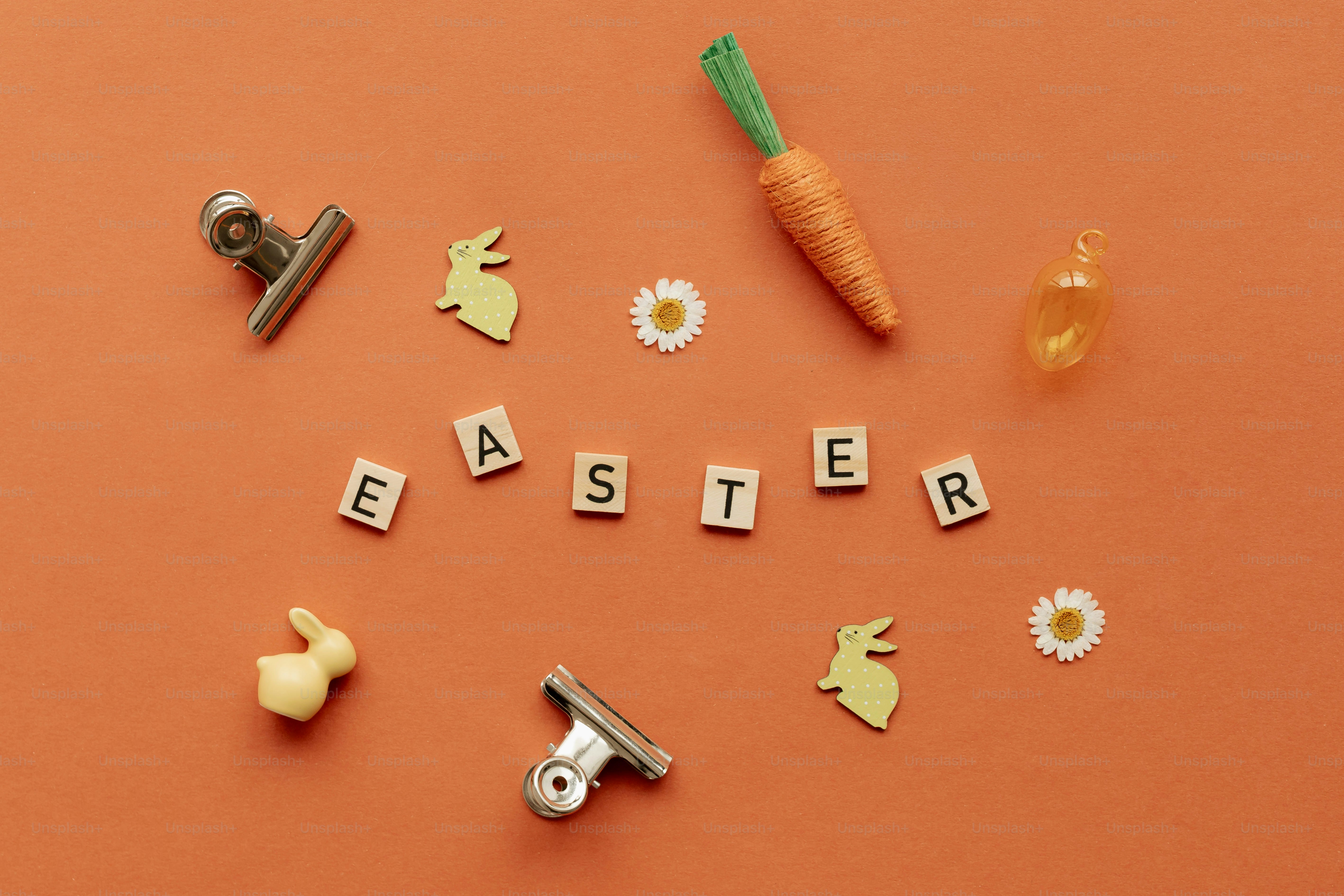 Osterdekorationen mit Kaninchen, Karotten und Gänseblümchen