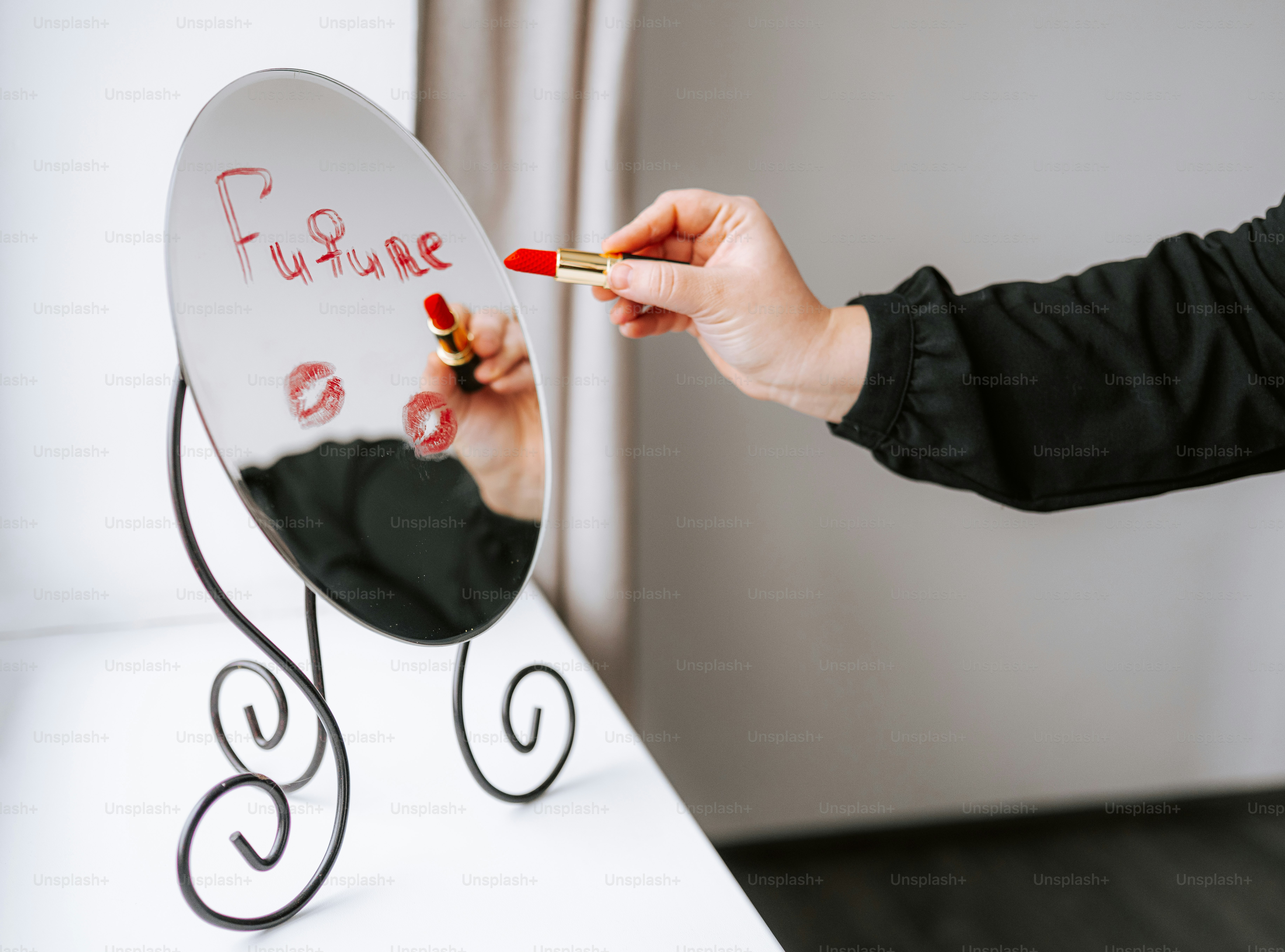 Écrit à la main « futur » sur un miroir avec du rouge à lèvres.