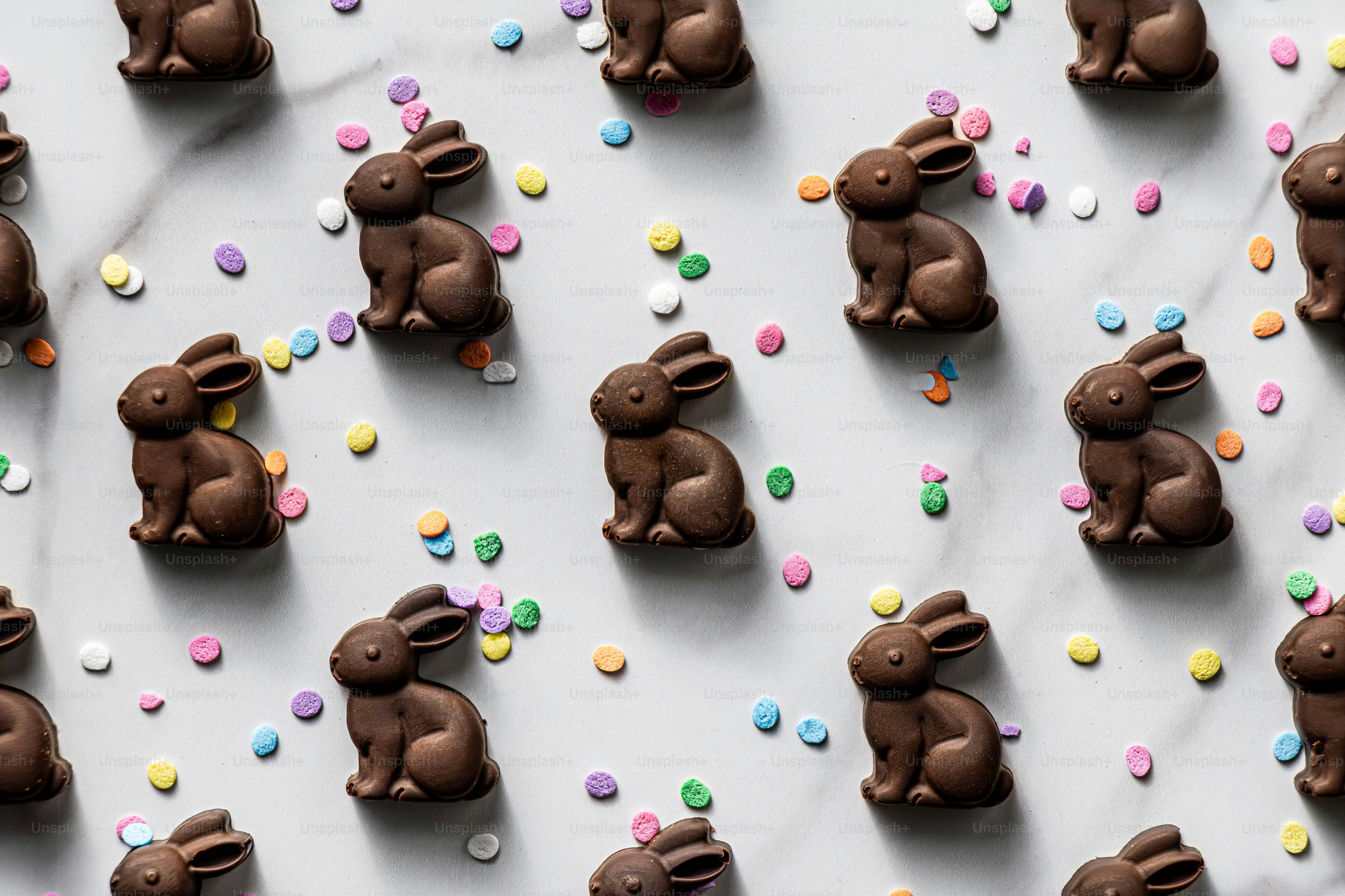 Conejitos de chocolate y chispas pastel sobre mármol