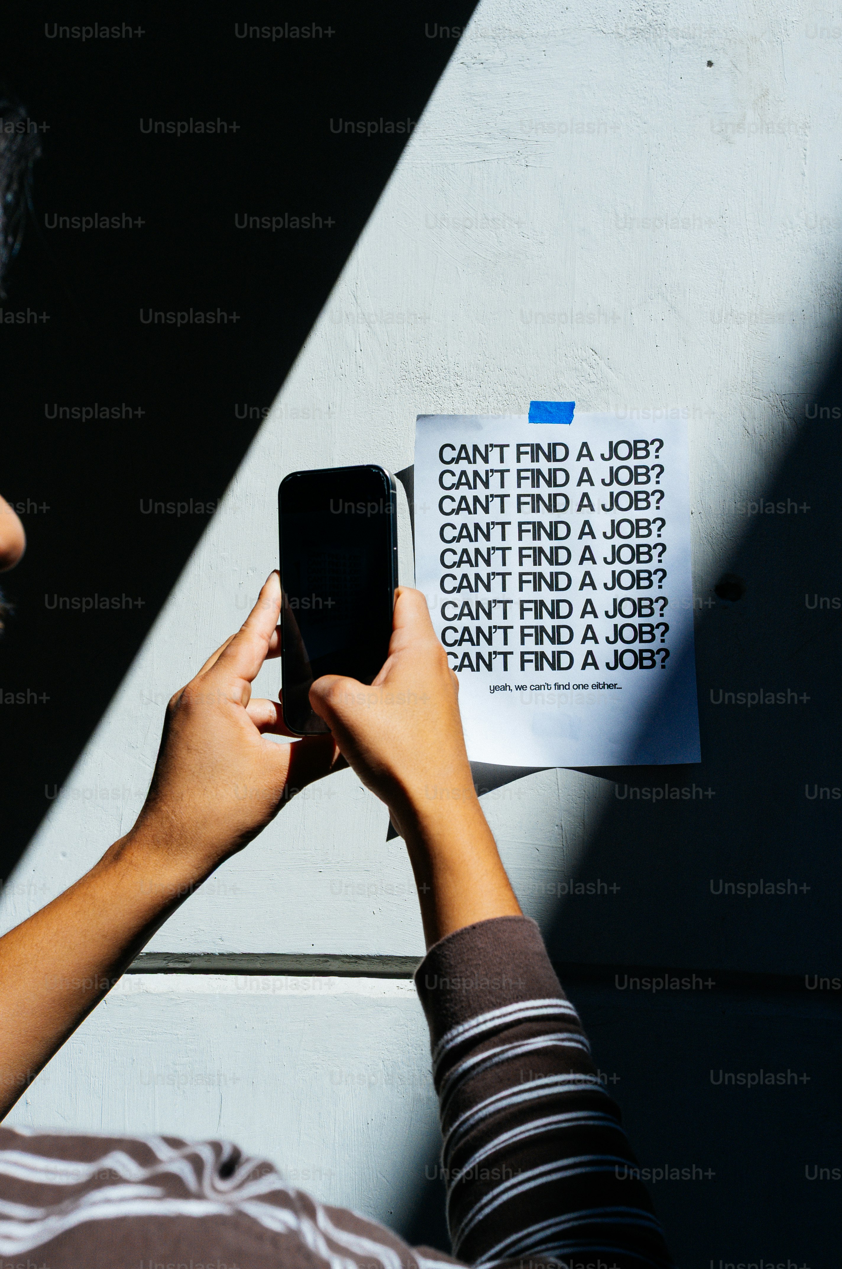La personne photographie un panneau indiquant « vous ne trouvez pas de travail ? »