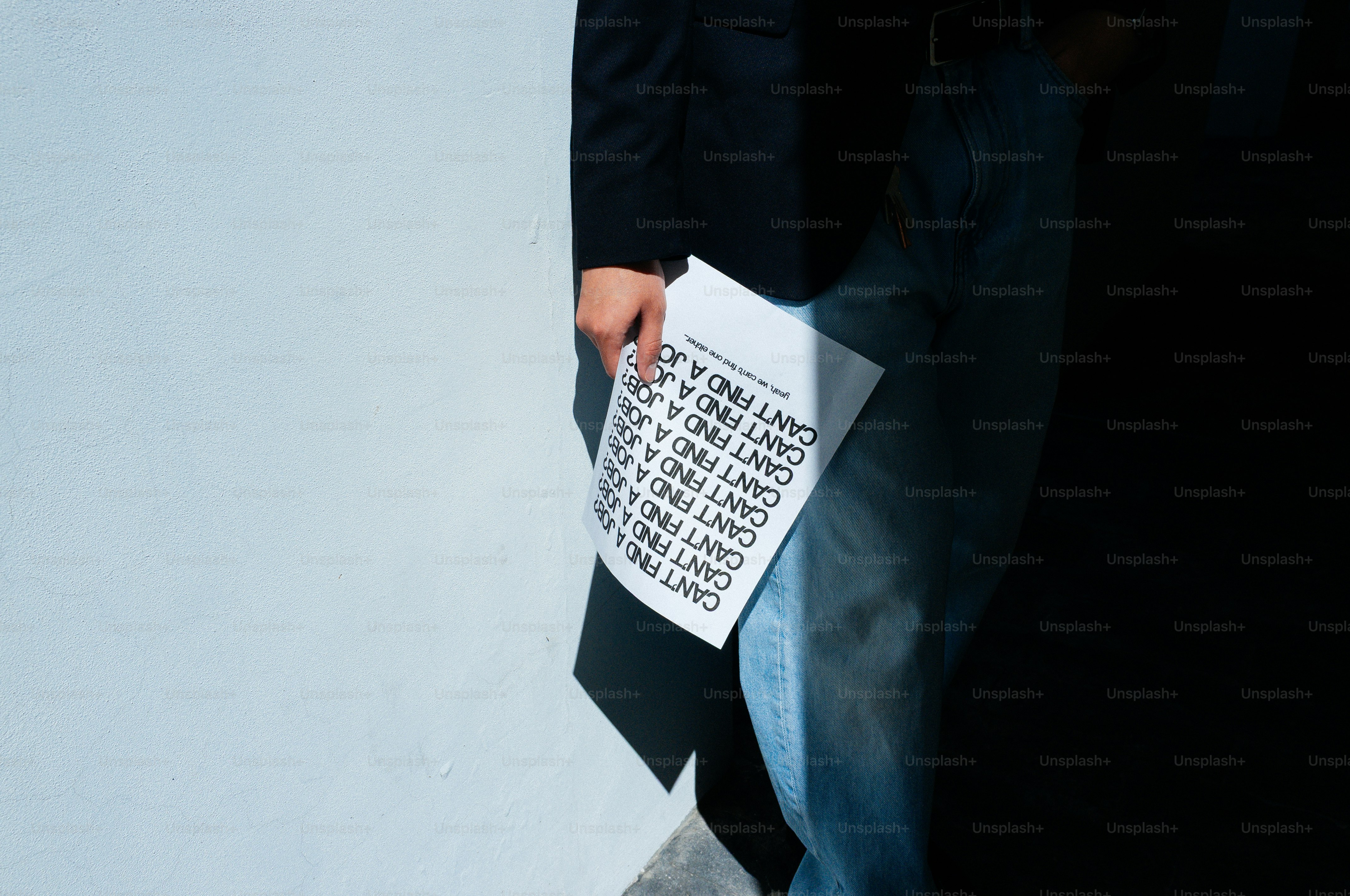 Personne tenant un papier avec du texte répété