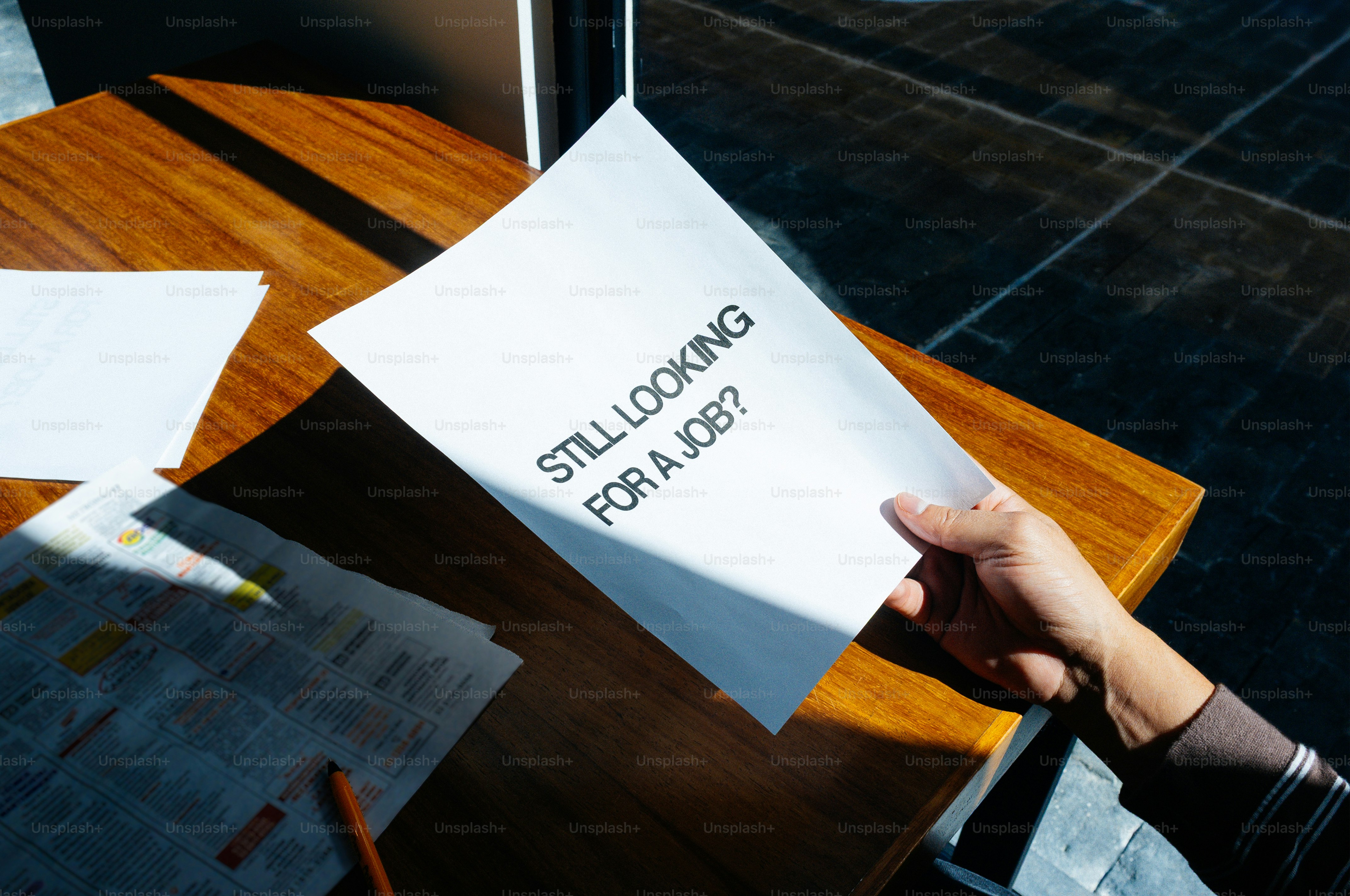 Tenir la main en papier en demandant « toujours à la recherche d’un emploi ? »