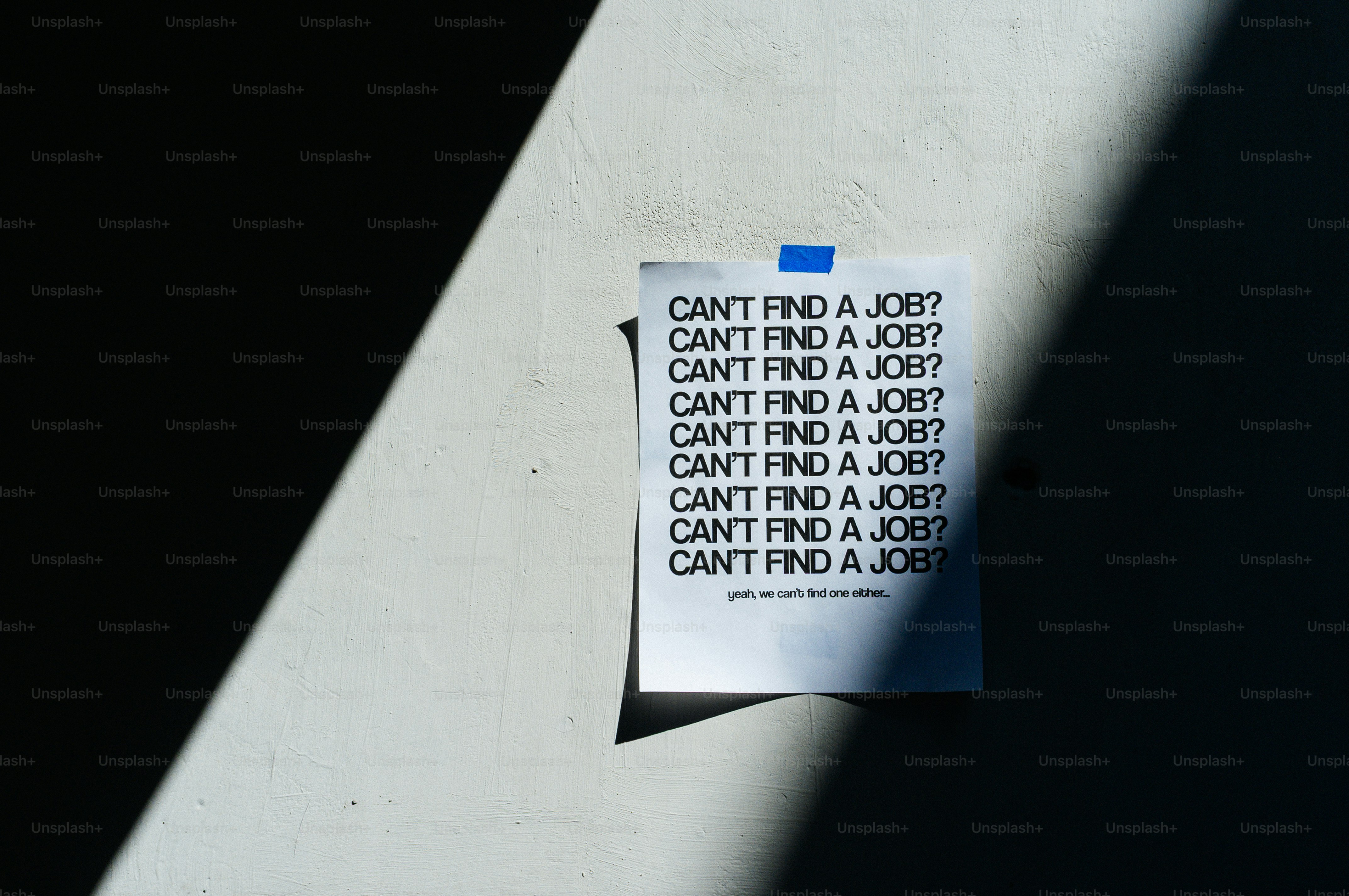 L’affiche avec « tu ne trouves pas de travail ? » répétée.