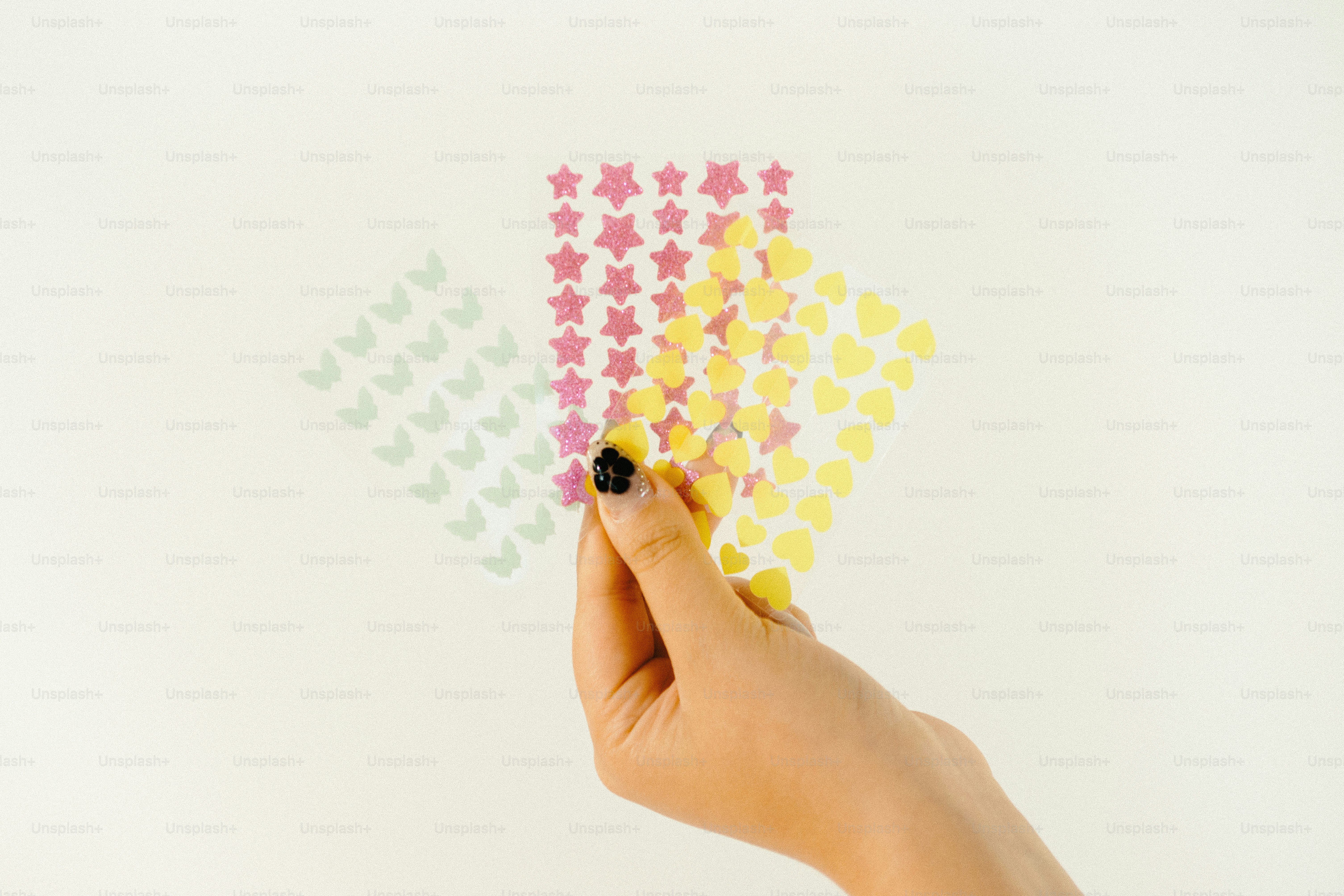 星型のシールシートを手に持つ