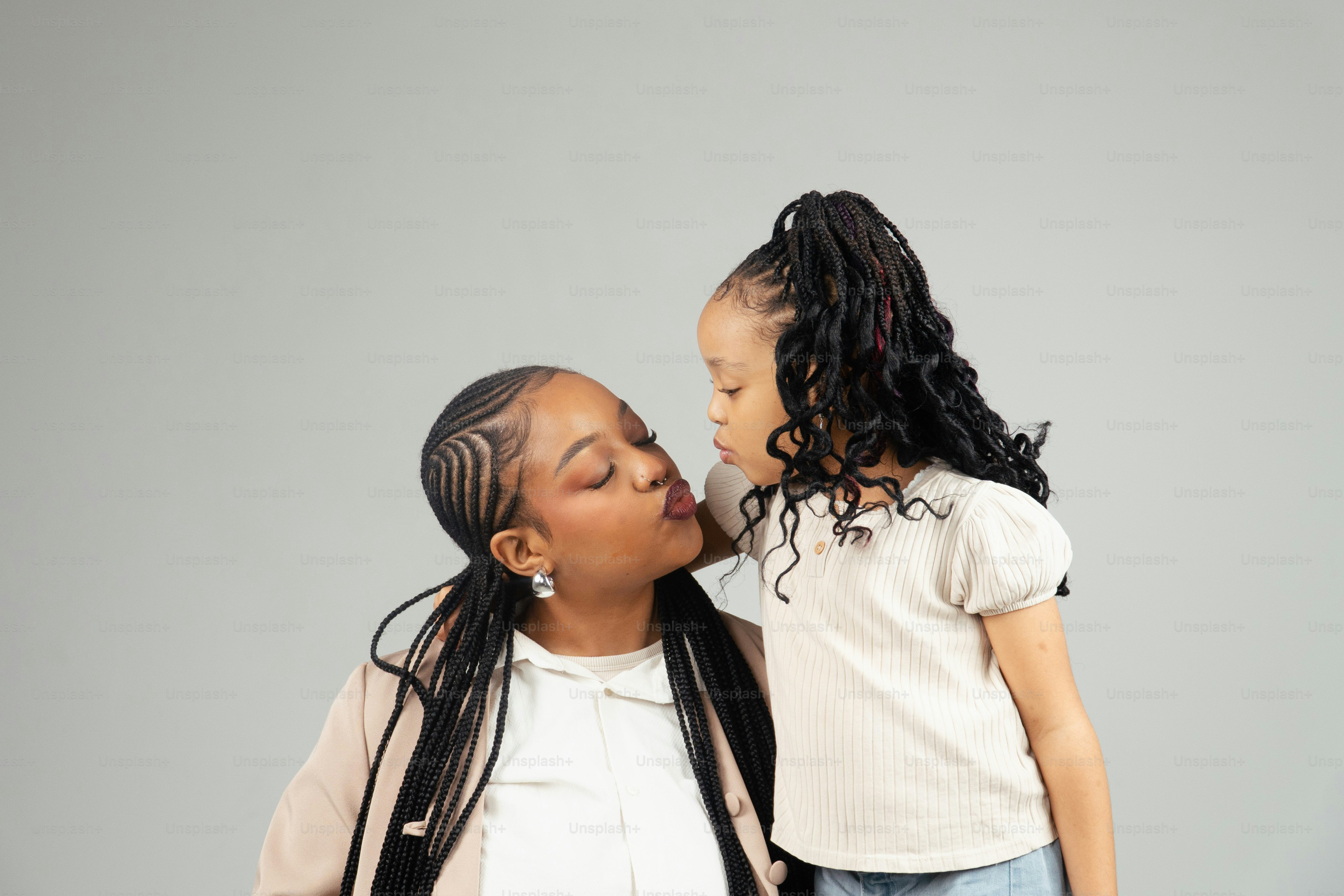 Mutter und Tochter teilen einen zärtlichen Moment.